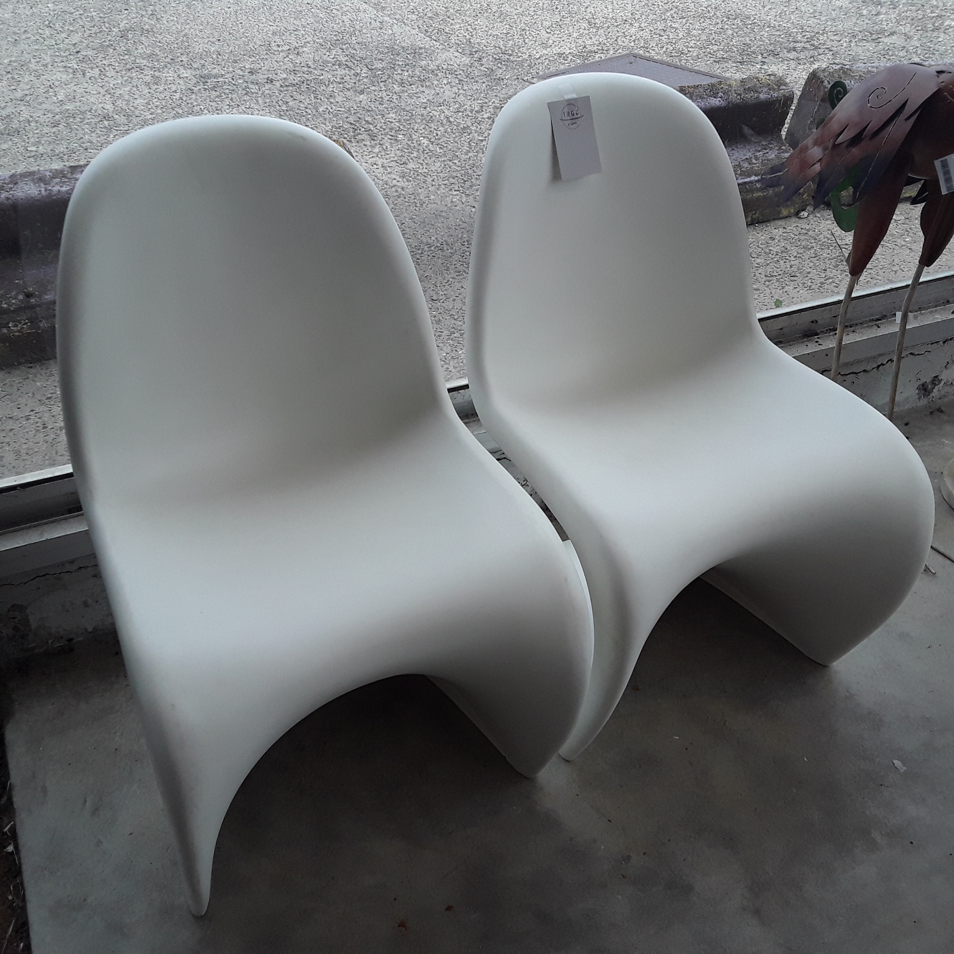 <p>Paire de chaises design<br />Verner Panton<br />480,00 € T.T.C<br /><a href="/Article/122307?type=depose" style="color:white;" target="_blank">Lien vers l&#39;article</a></p>