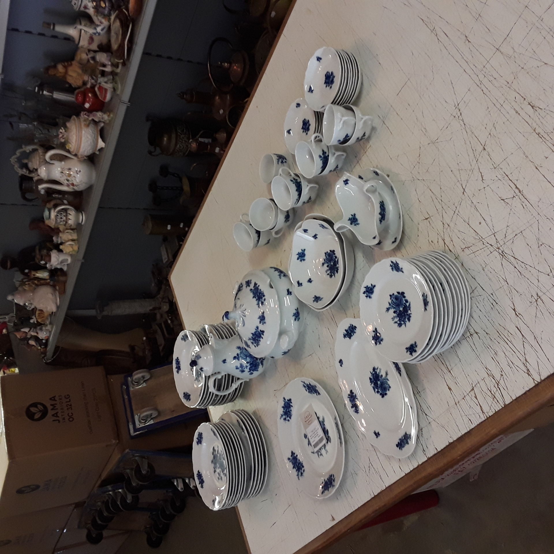 <p>Service complet  blanc avec<br />déco fleurs bleu foncé<br />50,00 € T.T.C<br /><a href="/Article/123662?type=depose" style="color:white;" target="_blank">Lien vers l'article</a></p>
