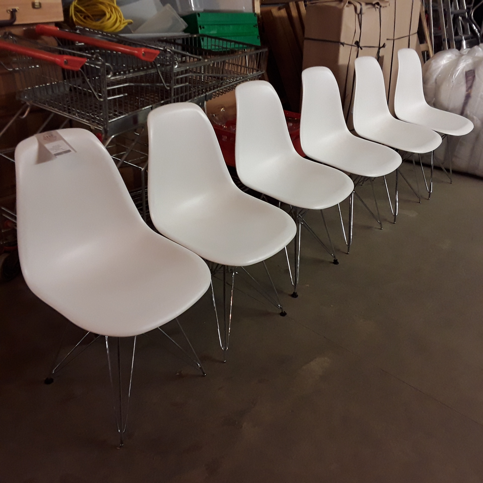 <p>Ensemble de 6 chaises <br />vintage blanches<br />120,00 € T.T.C<br /><a href="/Article/122692?type=depose" style="color:white;" target="_blank">Lien vers l&#39;article</a></p>