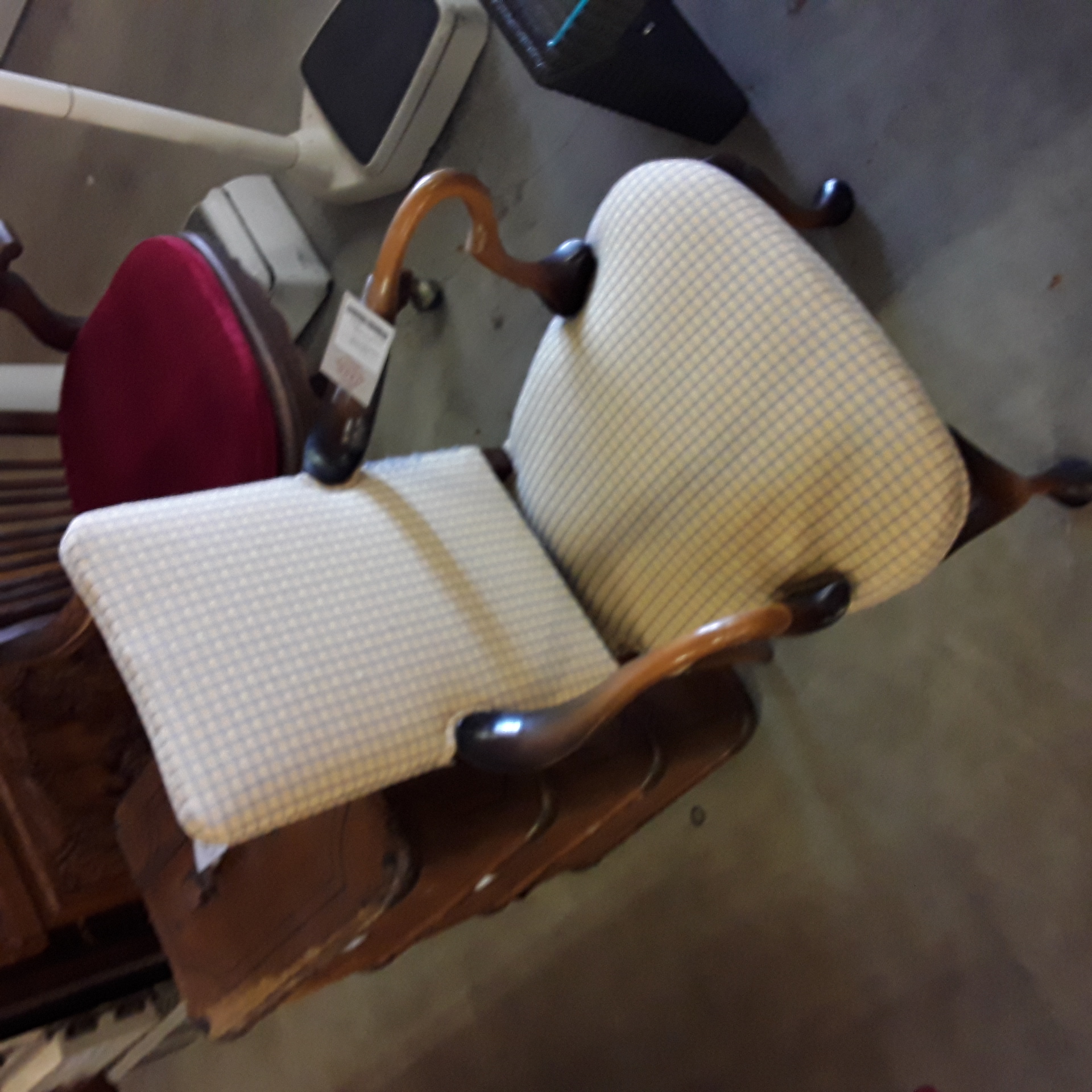 <p>Fauteuil jaune ancien<br />40,00 € T.T.C<br /><a href="/Article/124097?type=depose" style="color:white;" target="_blank">Lien vers l'article</a></p>