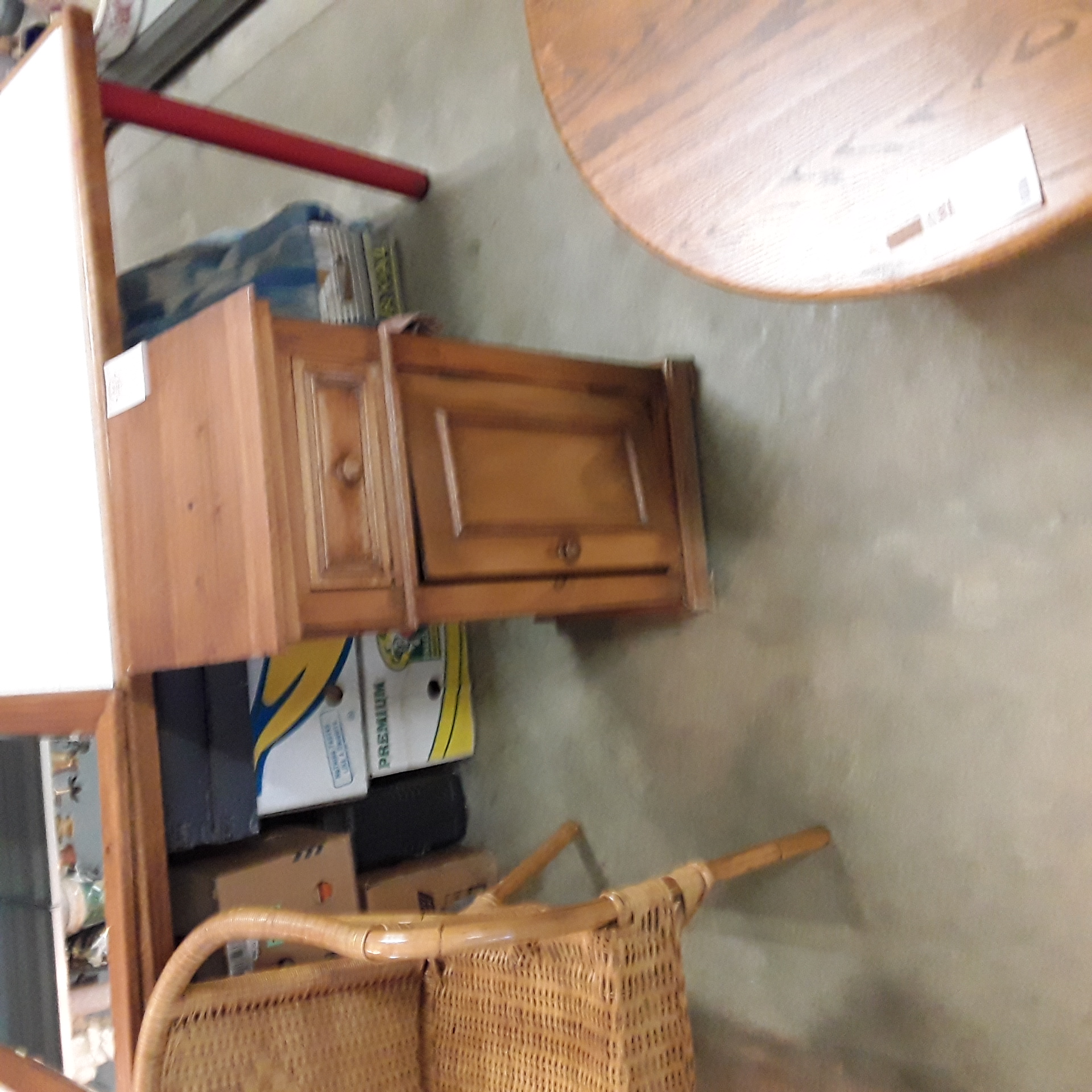 <p>Petit meuble en  1 tiroir<br />1 porte pichepin<br />40,00 € T.T.C<br /><a href="/Article/123446?type=depose" style="color:white;" target="_blank">Lien vers l'article</a></p>