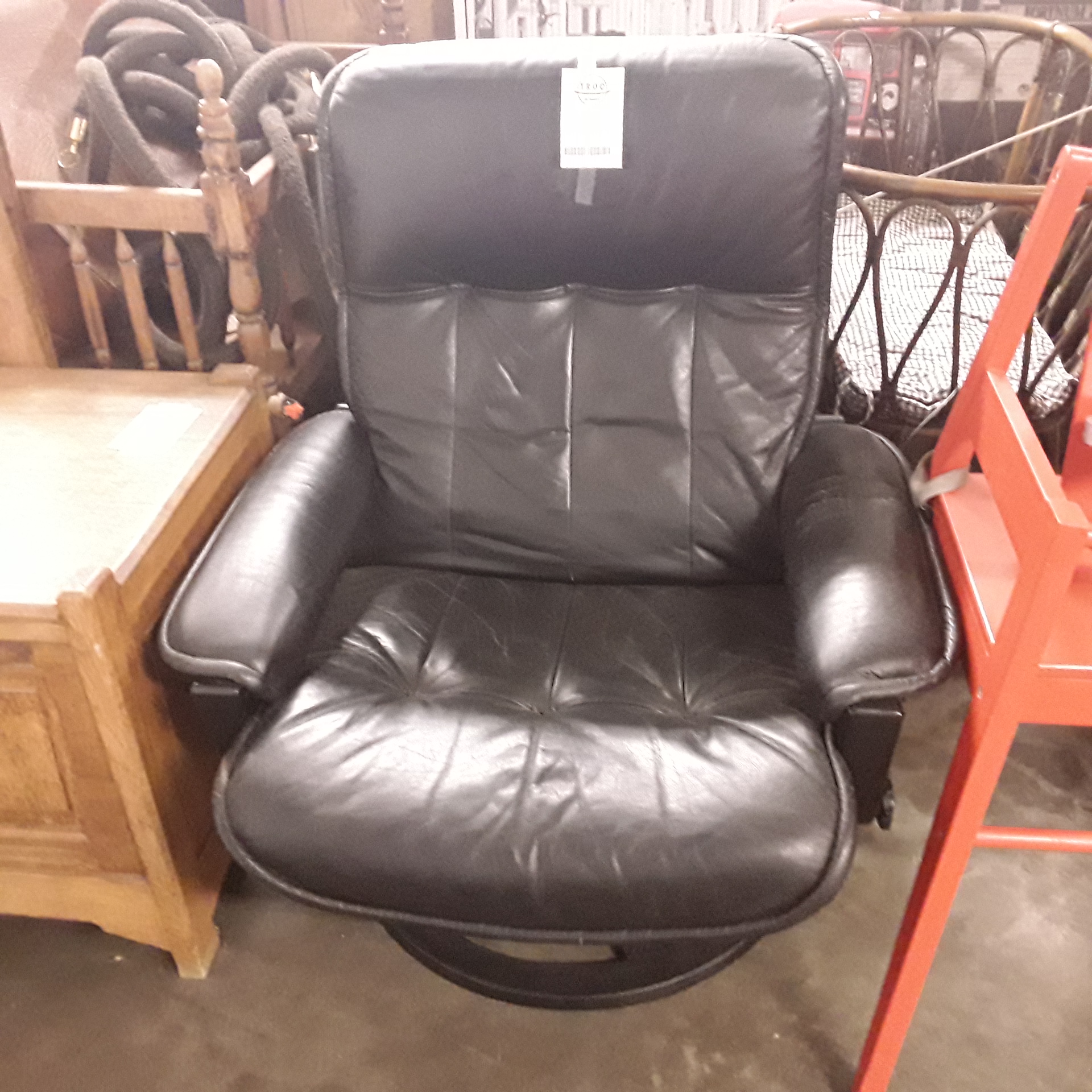<p>Fauteuil pivotant cuir noir<br />!! Accoudoir gauche abimé !!<br />100,00 € T.T.C<br /><a href="/Article/122303?type=depose" style="color:white;" target="_blank">Lien vers l&#39;article</a></p>
