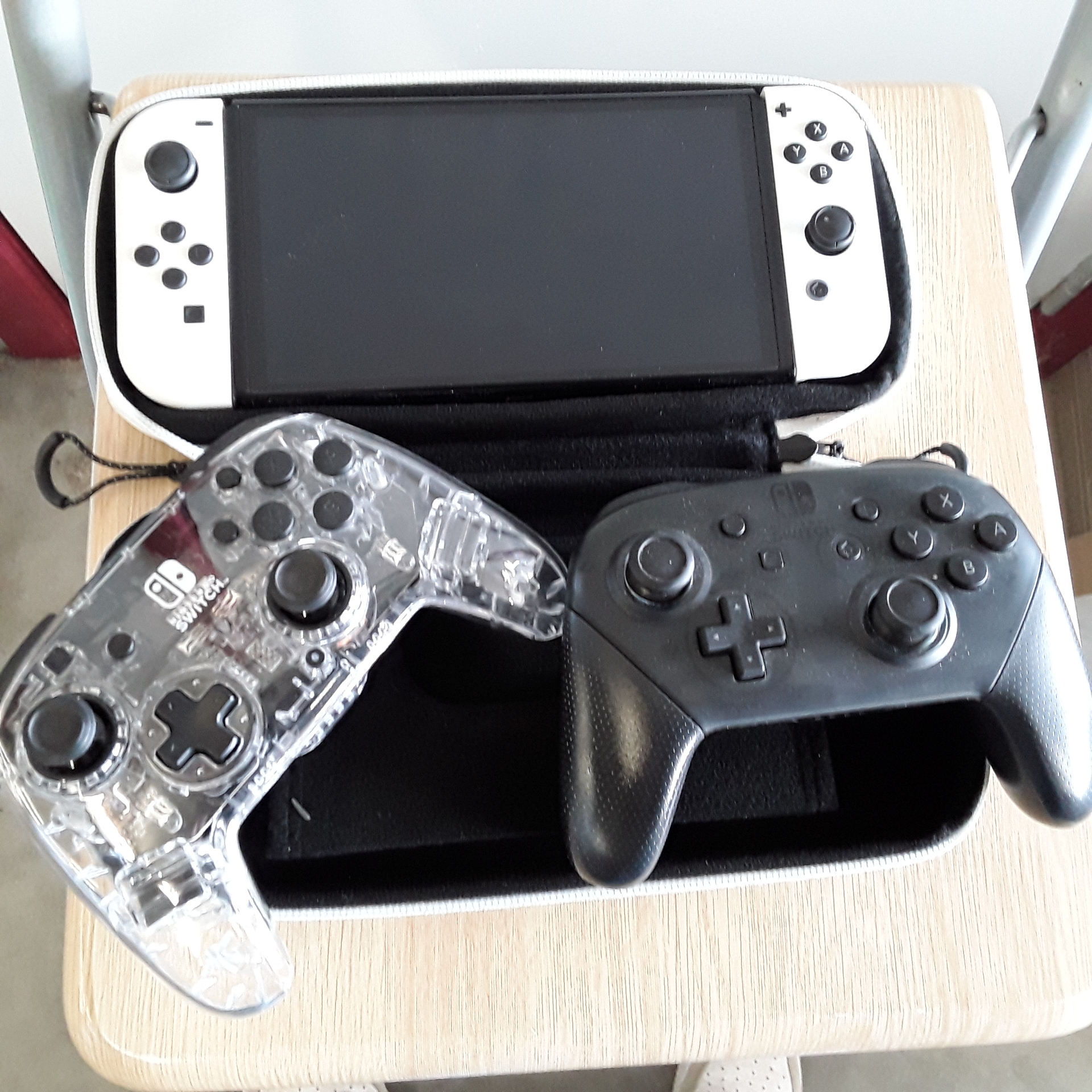 <p>Switch OLED + 2 manettes<br />+ ACS<br />180,00 € T.T.C<br /><a href="/Article/122588?type=depose" style="color:white;" target="_blank">Lien vers l&#39;article</a></p>