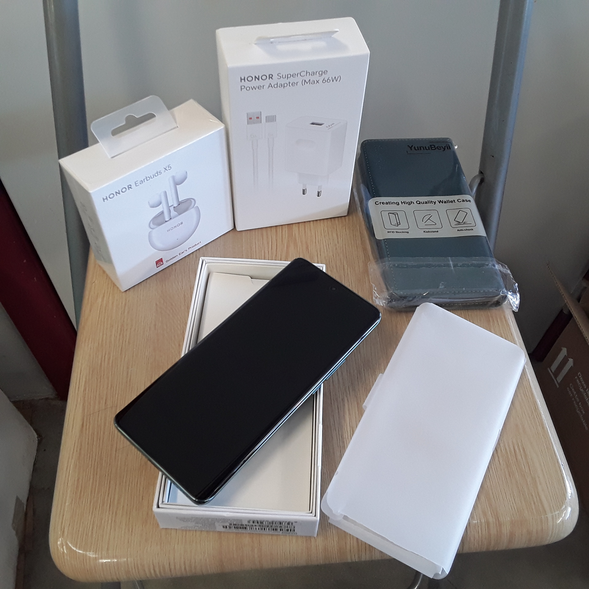 <p>Téléphone Honor Magic6 lite<br />+ buds + superchargeur + coque<br />150,00 € T.T.C<br /><a href="/Article/121322?type=depose" style="color:white;" target="_blank">Lien vers l&#39;article</a></p>