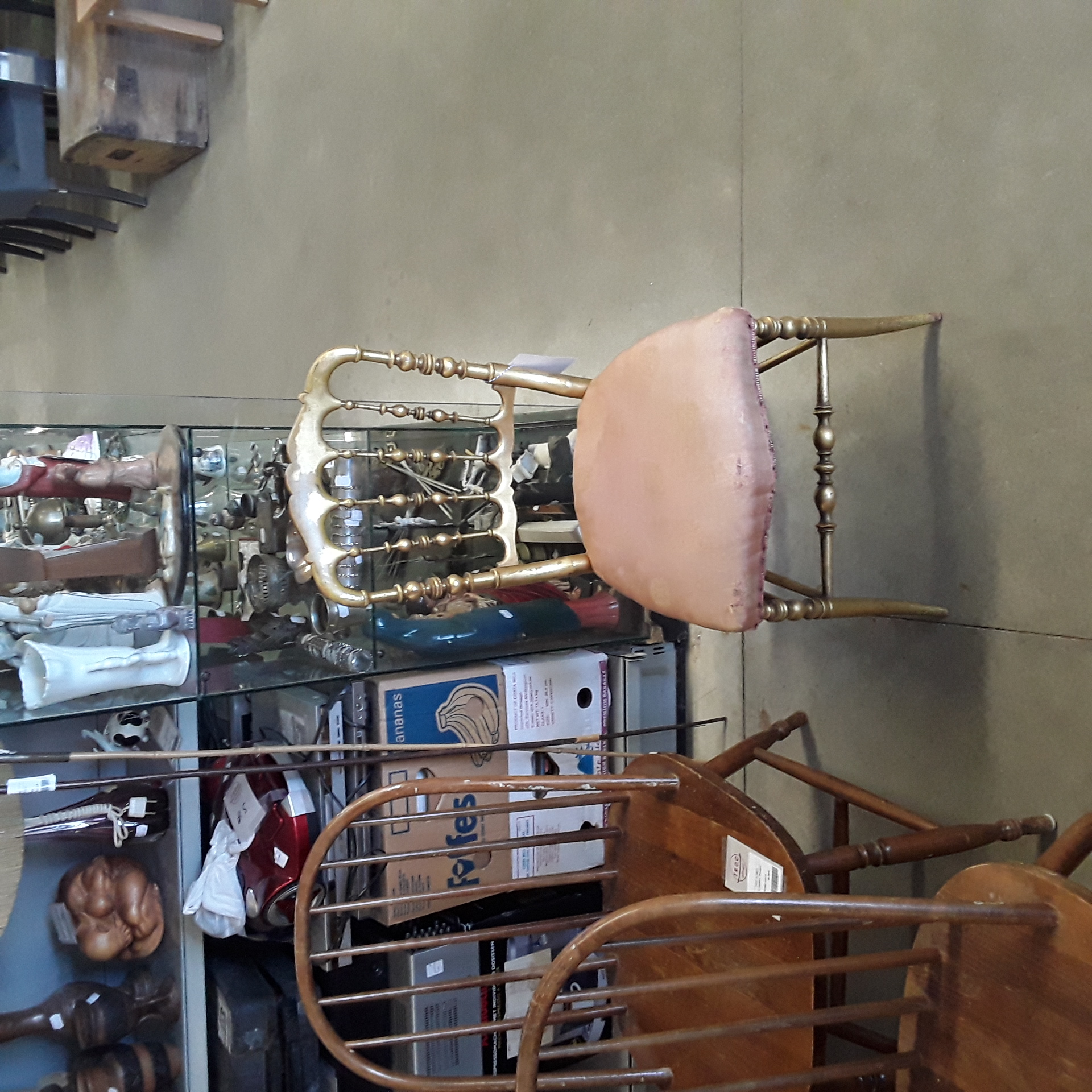 <p>Chaise doré ancienne<br />15,00 € T.T.C<br /><a href="/Article/123320?type=depose" style="color:white;" target="_blank">Lien vers l'article</a></p>