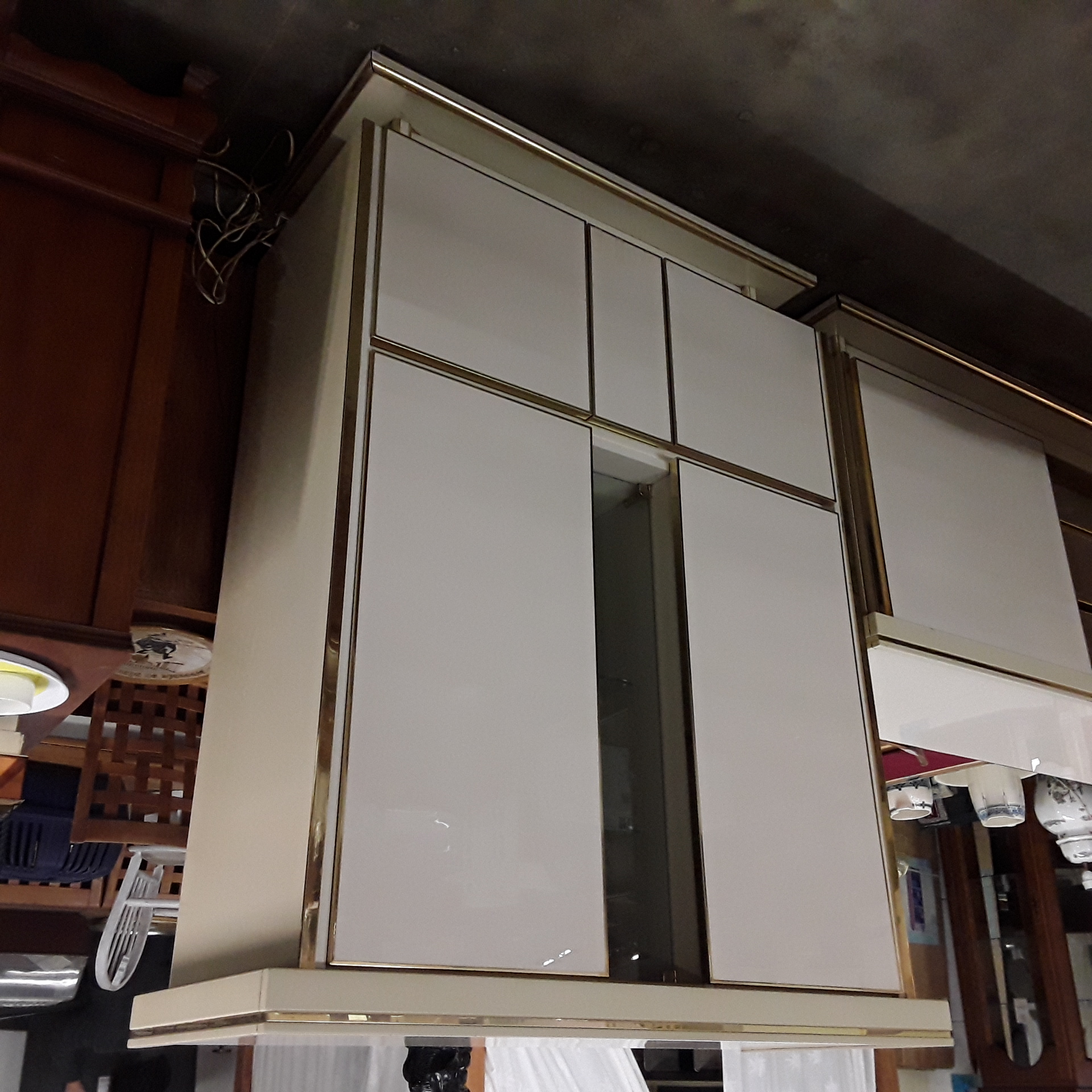 <p>Meuble bar design italien<br />années 90<br />225,00 € T.T.C<br /><a href="/Article/121039?type=depose" style="color:white;" target="_blank">Lien vers l&#39;article</a></p>