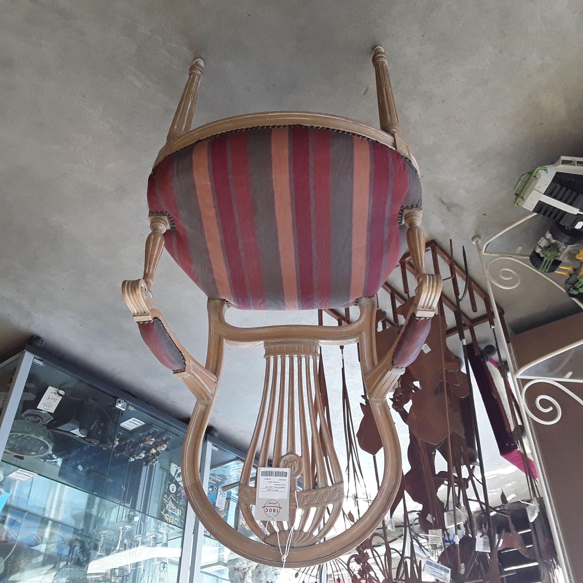 <p>Fauteuil style Louis XVI<br />tissu chamaré<br />40,00 € T.T.C<br /><a href="/Article/123614?type=depose" style="color:white;" target="_blank">Lien vers l'article</a></p>