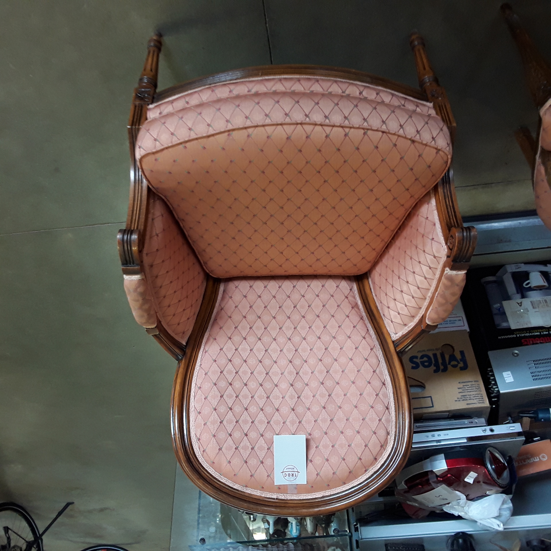 <p>Fauteuil dossier arrondi<br />couleur saumon<br />64,00 € T.T.C<br /><a href="/Article/121949?type=depose" style="color:white;" target="_blank">Lien vers l&#39;article</a></p>