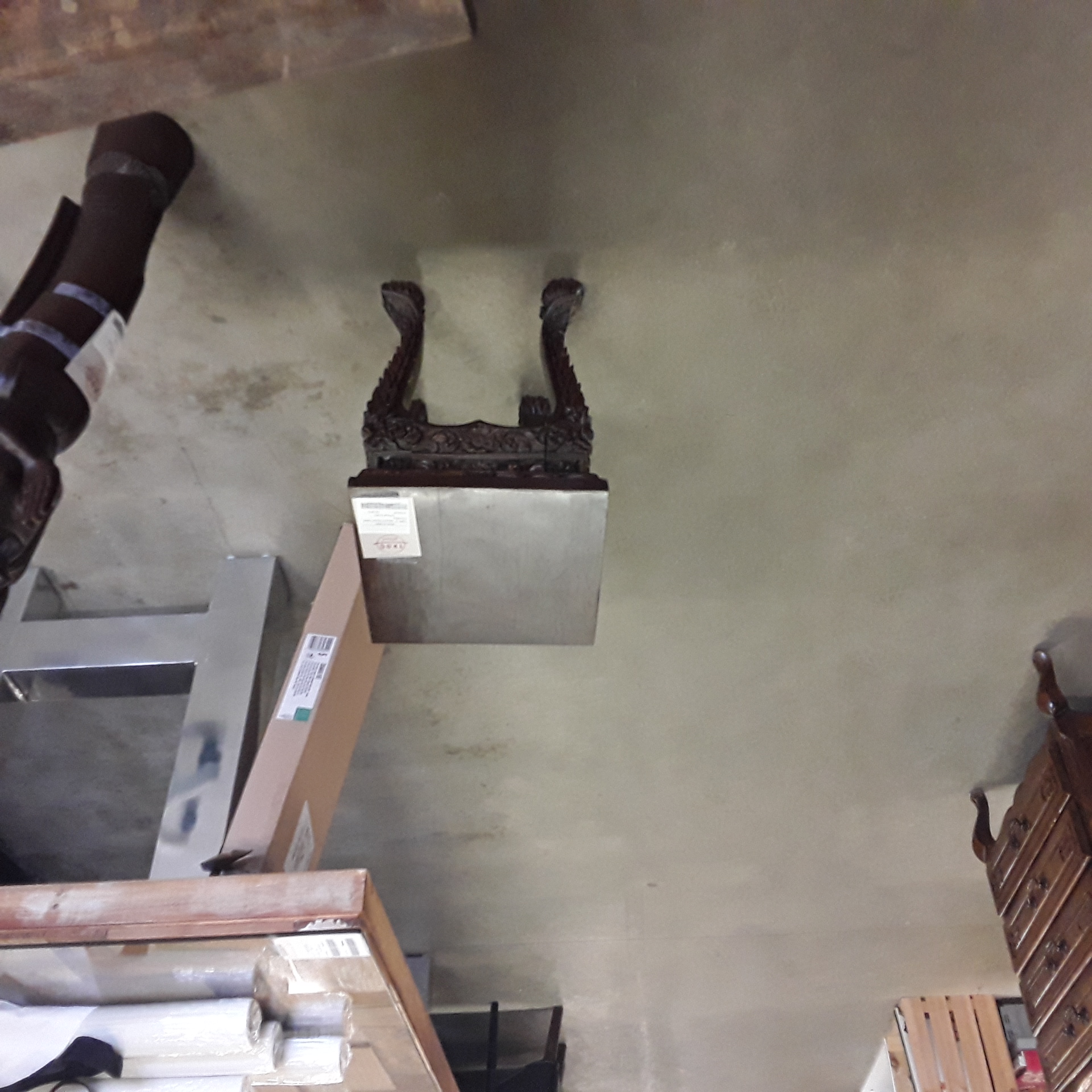 <p>Table d ' appoint basse carrée<br />travaillée<br />30,00 € T.T.C<br /><a href="/Article/123208?type=depose" style="color:white;" target="_blank">Lien vers l'article</a></p>