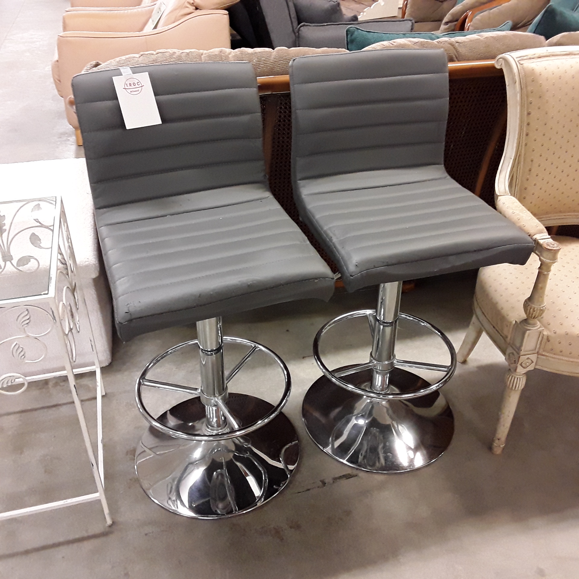 <p>Paire de tabourets gris<br />30,00 € T.T.C<br /><a href="/Article/122812?type=depose" style="color:white;" target="_blank">Lien vers l&#39;article</a></p>