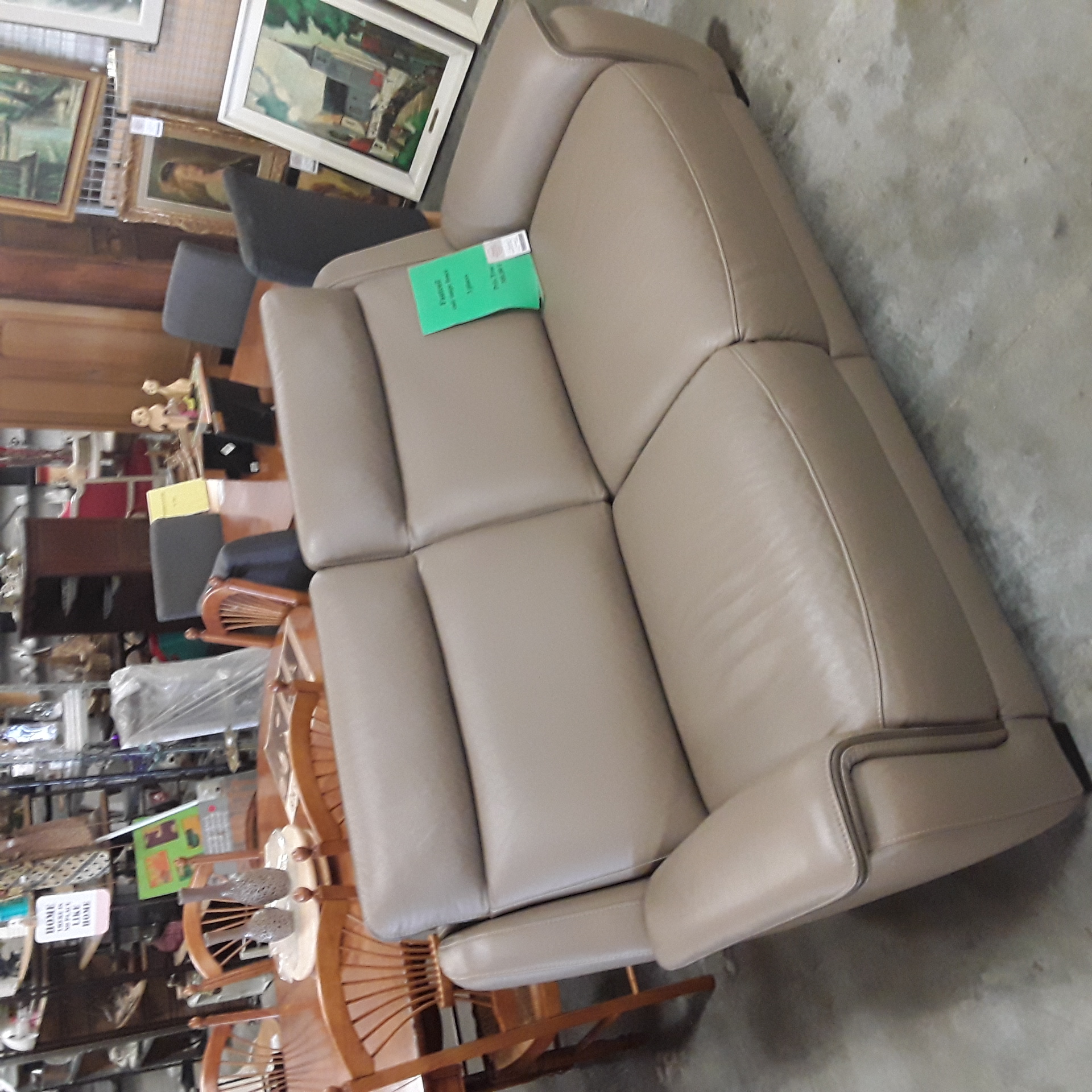 <p>Fauteuil 3 places Taupe<br />300,00 € T.T.C<br /><a href="/Article/124128?type=depose" style="color:white;" target="_blank">Lien vers l'article</a></p>