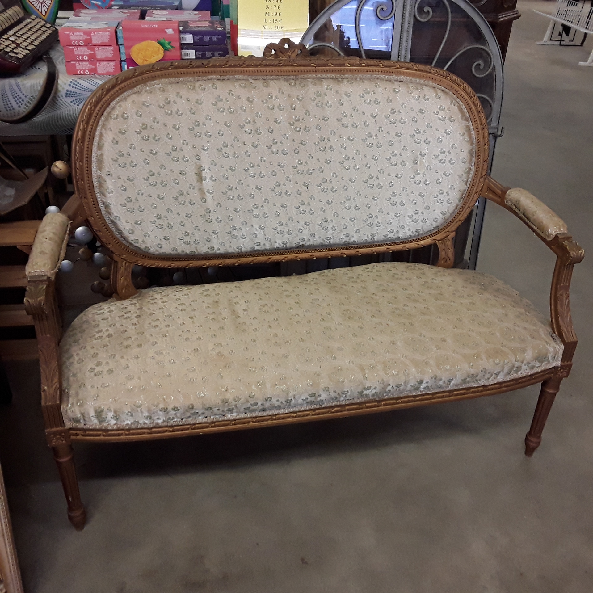 <p>Banquette style Louis XVI<br />48,00 € T.T.C<br /><a href="/Article/120531?type=depose" style="color:white;" target="_blank">Lien vers l&#39;article</a></p>