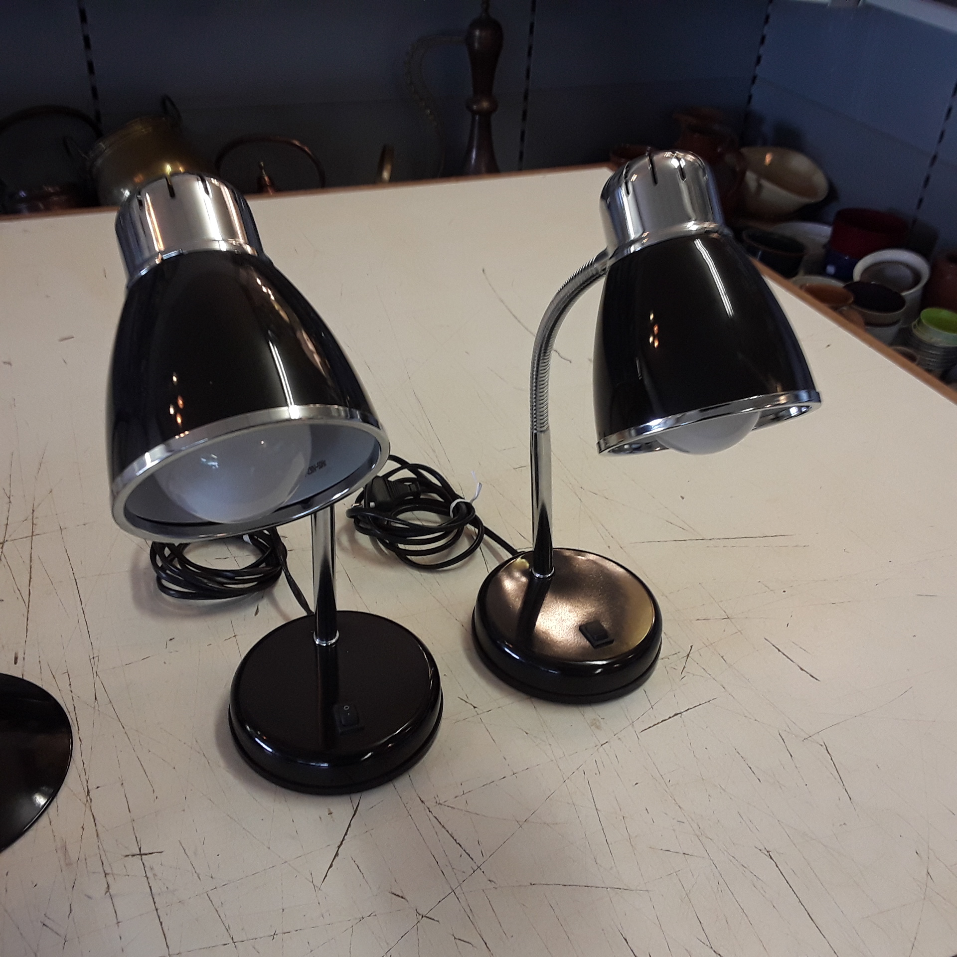 <p>Paire de lampe de chevet<br />Massive<br />40,00 € T.T.C<br /><a href="/Article/122208?type=depose" style="color:white;" target="_blank">Lien vers l&#39;article</a></p>