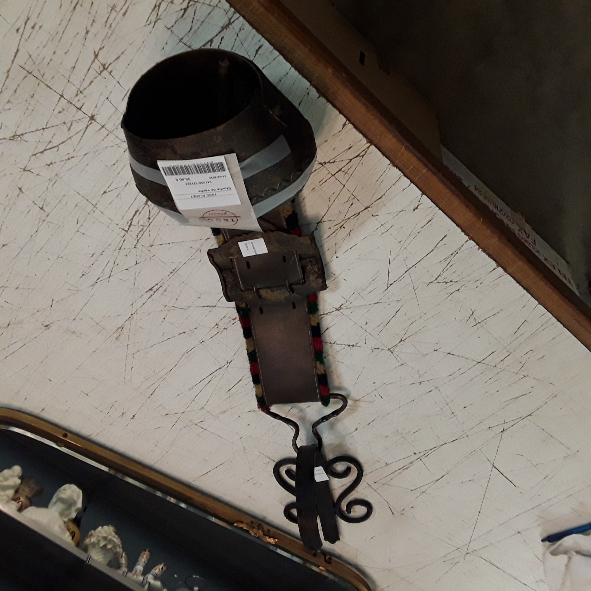 <p>Cloche de vache<br />35,00 € T.T.C<br /><a href="/Article/123283?type=depose" style="color:white;" target="_blank">Lien vers l'article</a></p>