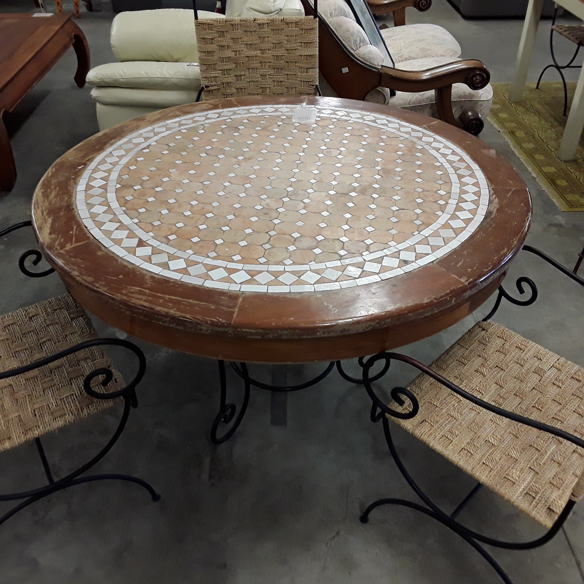 <p>Table ronde bois mosaïque<br />beige et blanc 120 diametre<br />200,00 € T.T.C<br /><a href="/Article/116706?type=depose" style="color:white;" target="_blank">Lien vers l&#39;article</a></p>