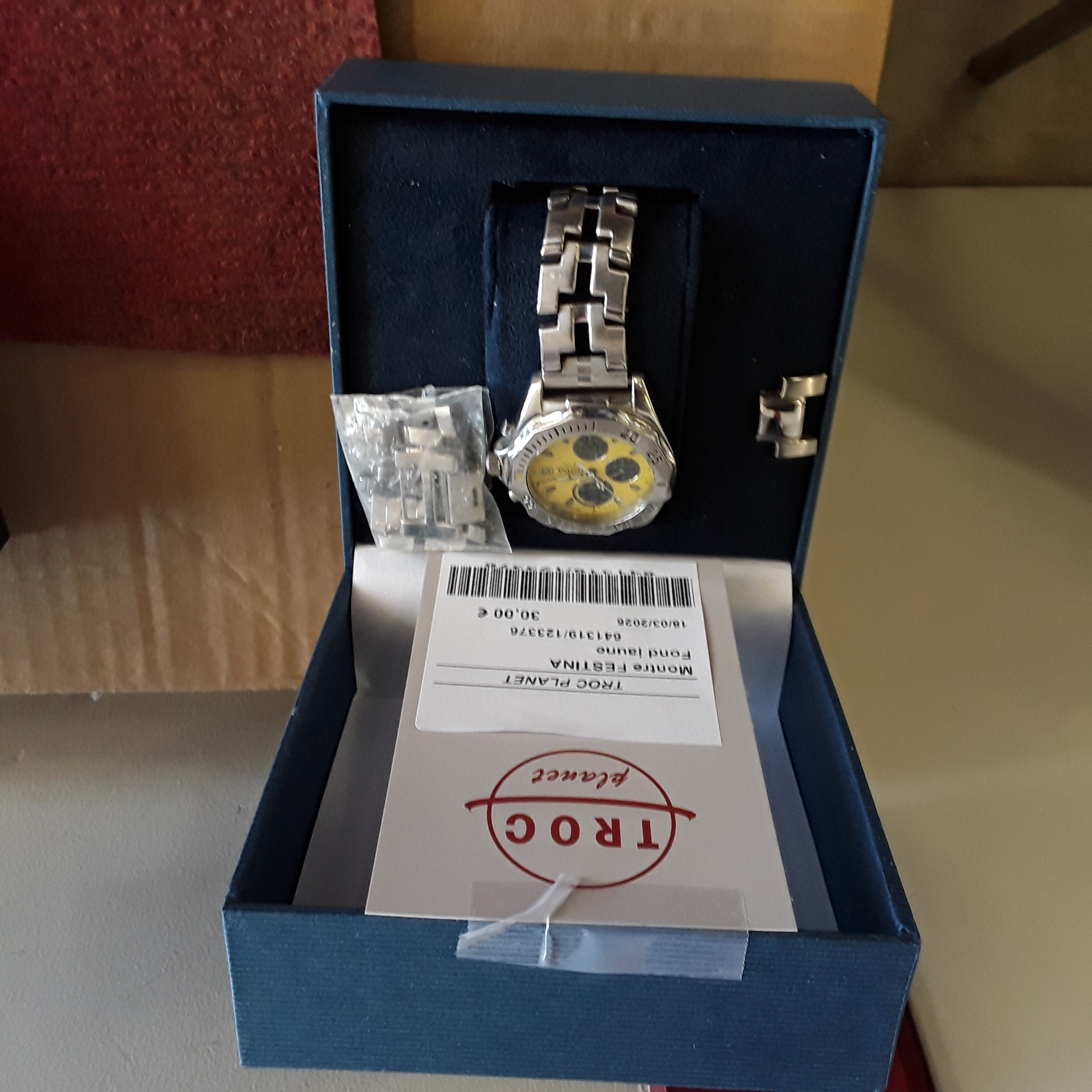 <p>Montre FESTINA<br />Fond jaune<br />30,00 € T.T.C<br /><a href="/Article/123376?type=depose" style="color:white;" target="_blank">Lien vers l'article</a></p>