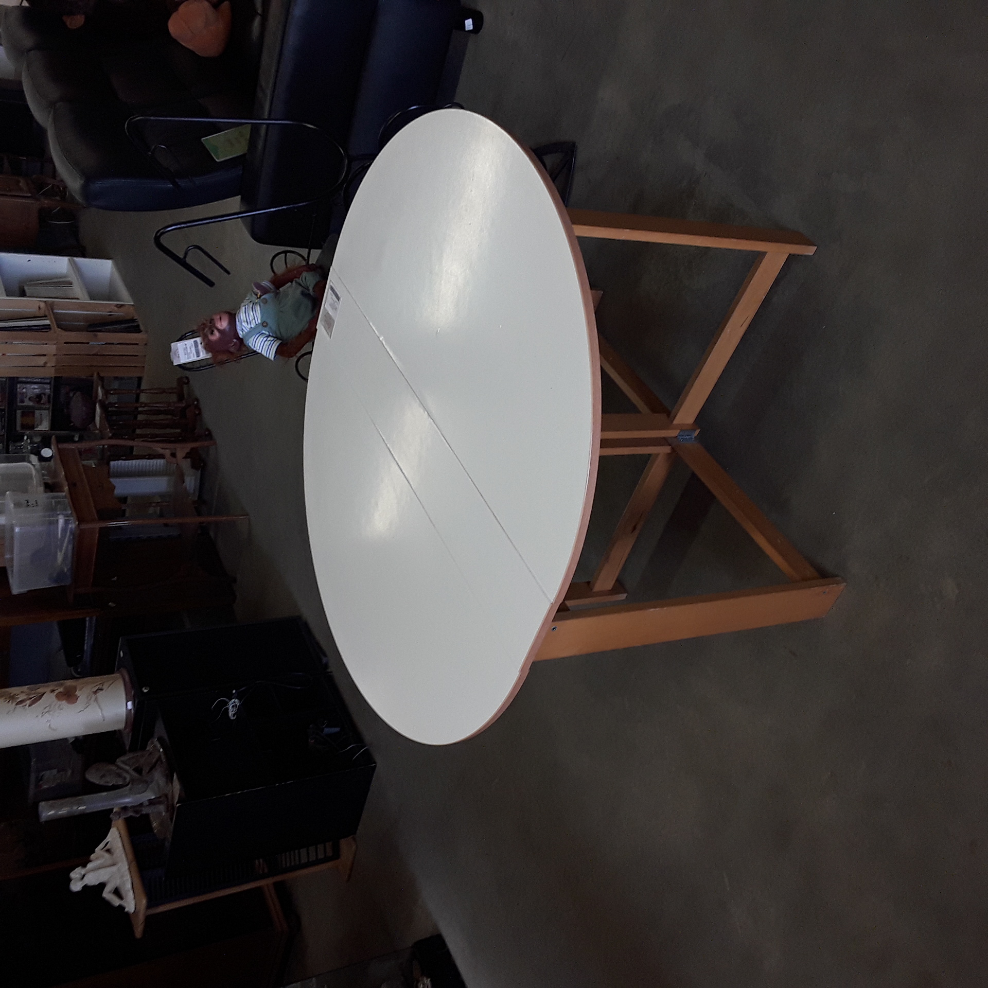 <p>Table Ovale 100cm<br />MDF blanche<br />40,00 € T.T.C<br /><a href="/Article/124315?type=depose" style="color:white;" target="_blank">Lien vers l'article</a></p>