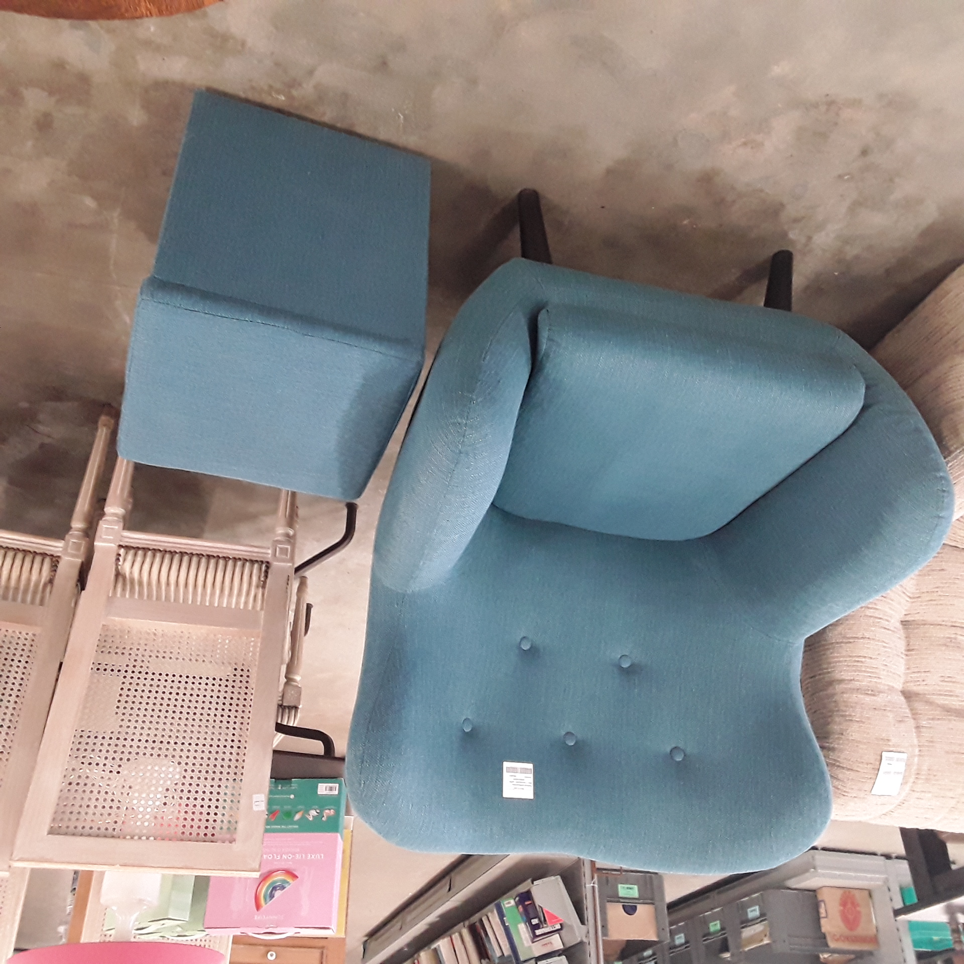<p>Fauteuil moderne tissu<br />bleu + repose pied / coffre<br />100,00 € T.T.C<br /><a href="/Article/122529?type=depose" style="color:white;" target="_blank">Lien vers l&#39;article</a></p>