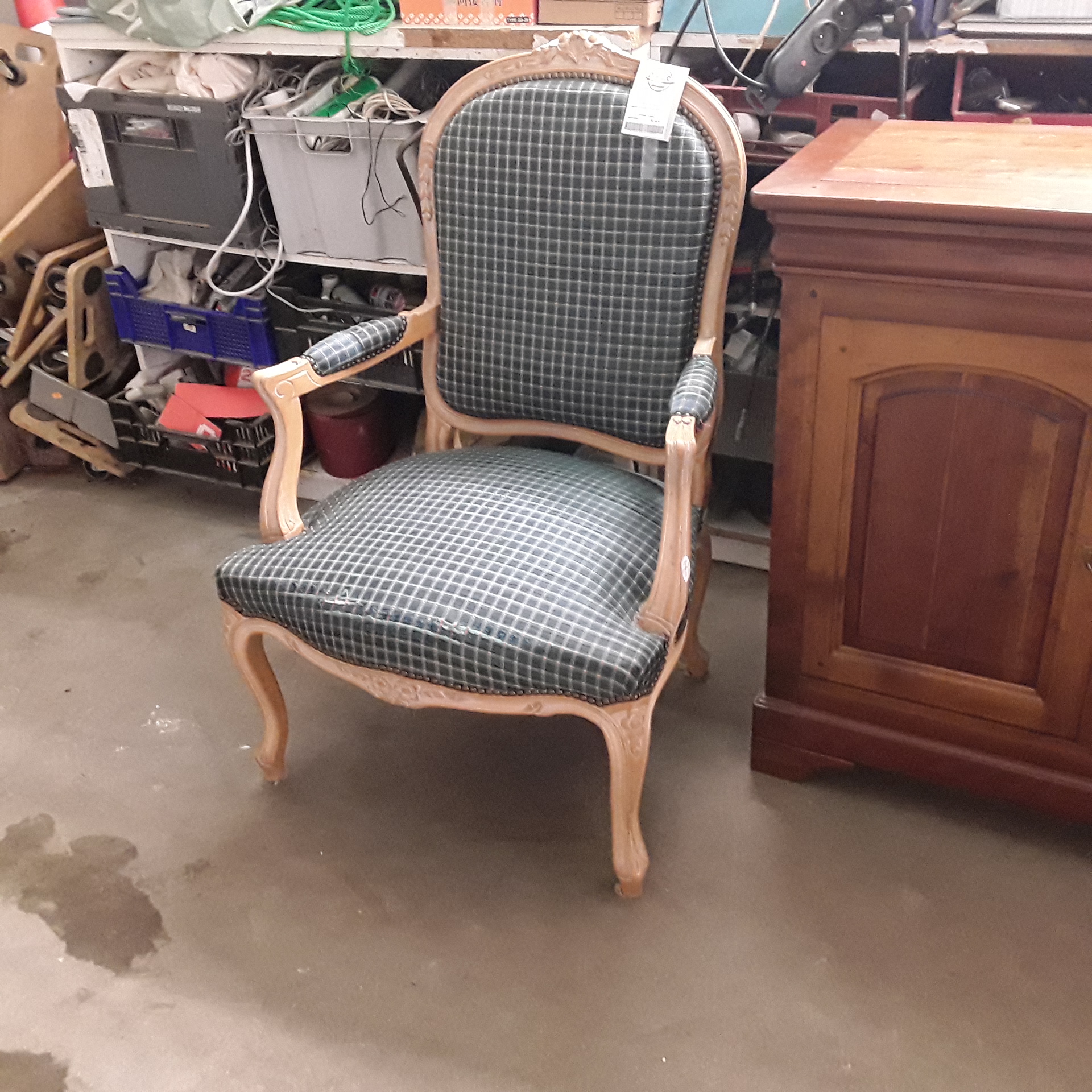 <p>Fauteuil style Louis XV<br />20,00 € T.T.C<br /><a href="/Article/120685?type=depose" style="color:white;" target="_blank">Lien vers l&#39;article</a></p>