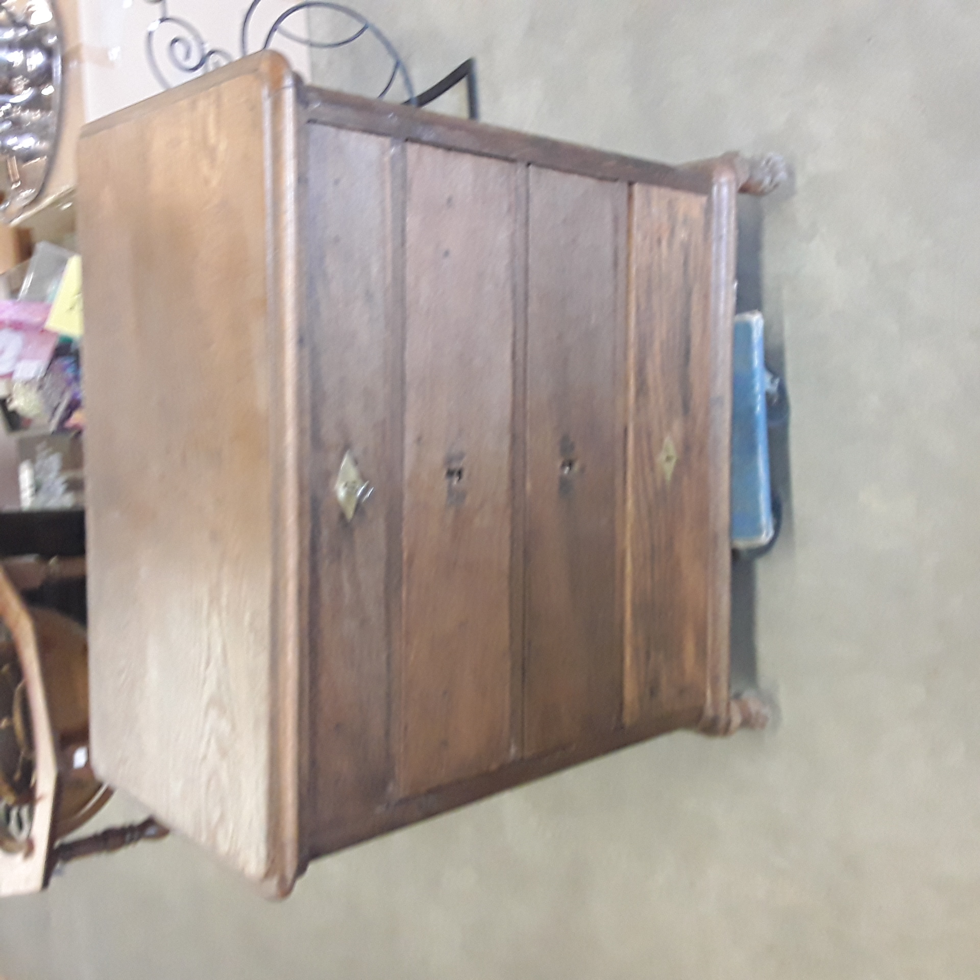 <p>Commode  4 tiroirs ancienne<br />145,00 € T.T.C<br /><a href="/Article/124049?type=depose" style="color:white;" target="_blank">Lien vers l'article</a></p>