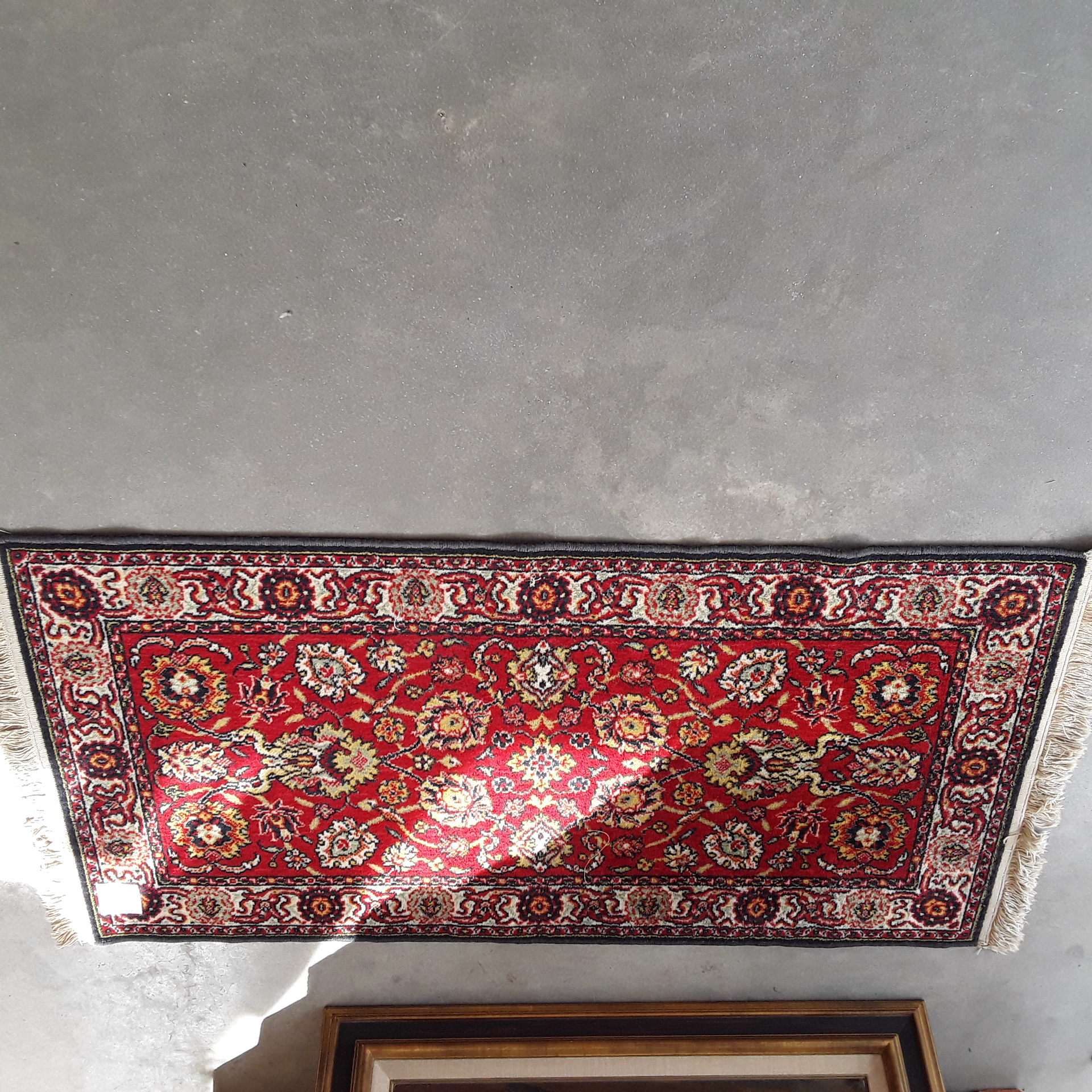 <p>Tapis de couloir 72 * 144 cm<br />tons rouges<br />30,00 € T.T.C<br /><a href="/Article/124366?type=depose" style="color:white;" target="_blank">Lien vers l'article</a></p>