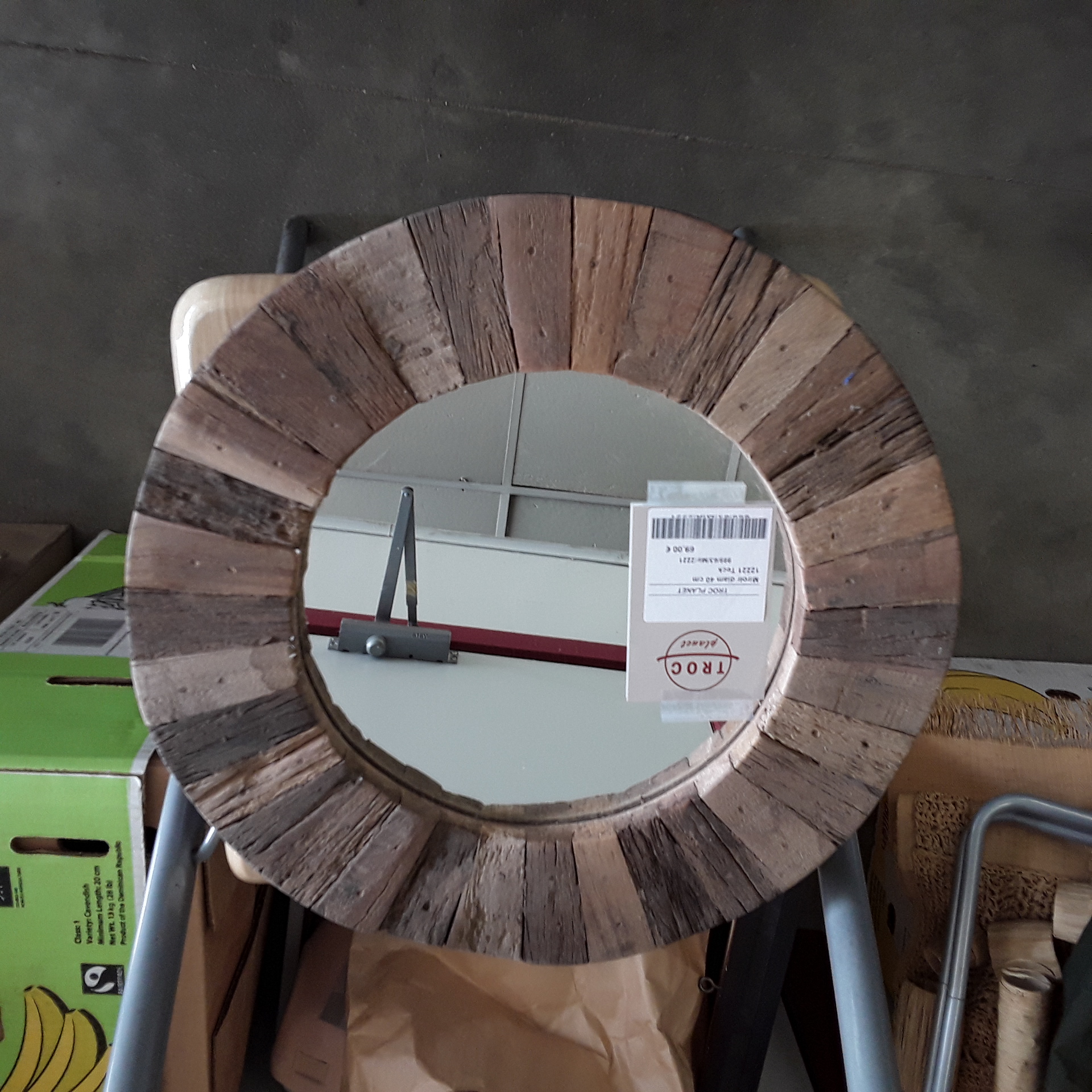 <p>Miroir diam 40 cm<br />12221 Teck<br />69,00 € T.T.C<br /><a href="/Article/4196?type=neuf" style="color:white;" target="_blank">Lien vers l&#39;article</a></p>