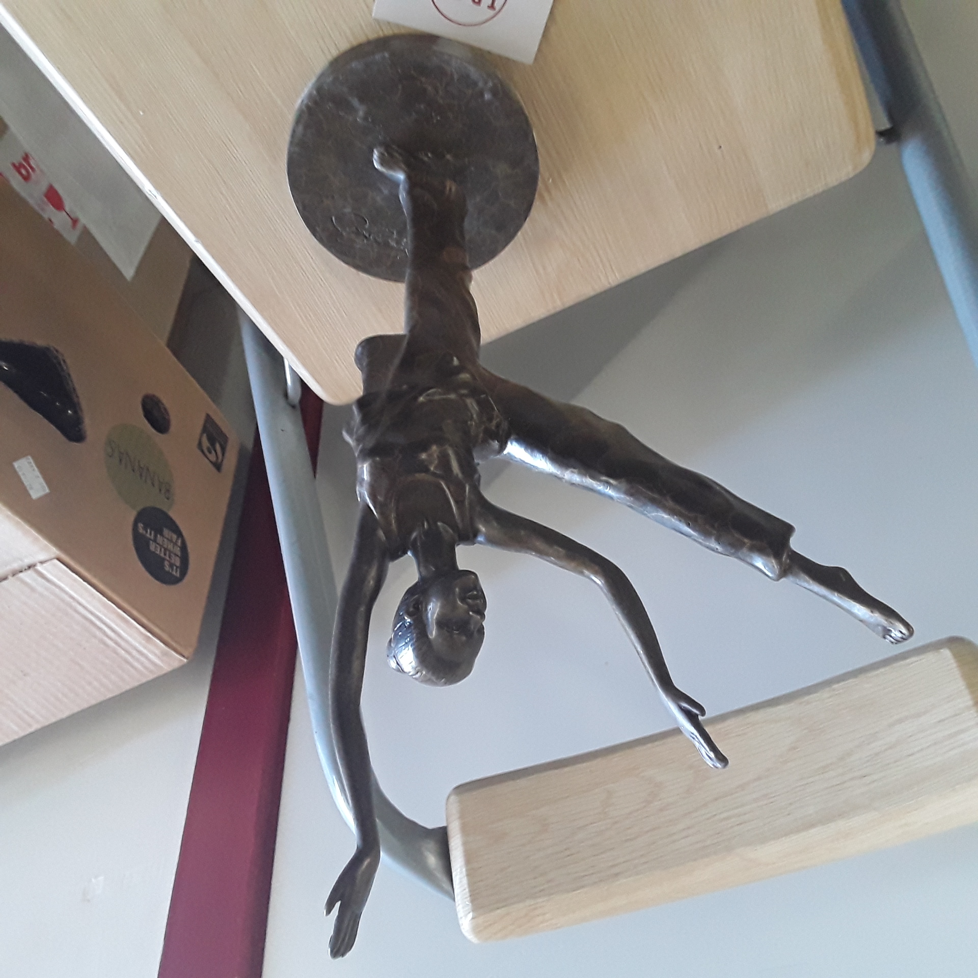 <p>Ballerine en bronze<br />199,00 € T.T.C<br /><a href="/Article/4134?type=neuf" style="color:white;" target="_blank">Lien vers l'article</a></p>