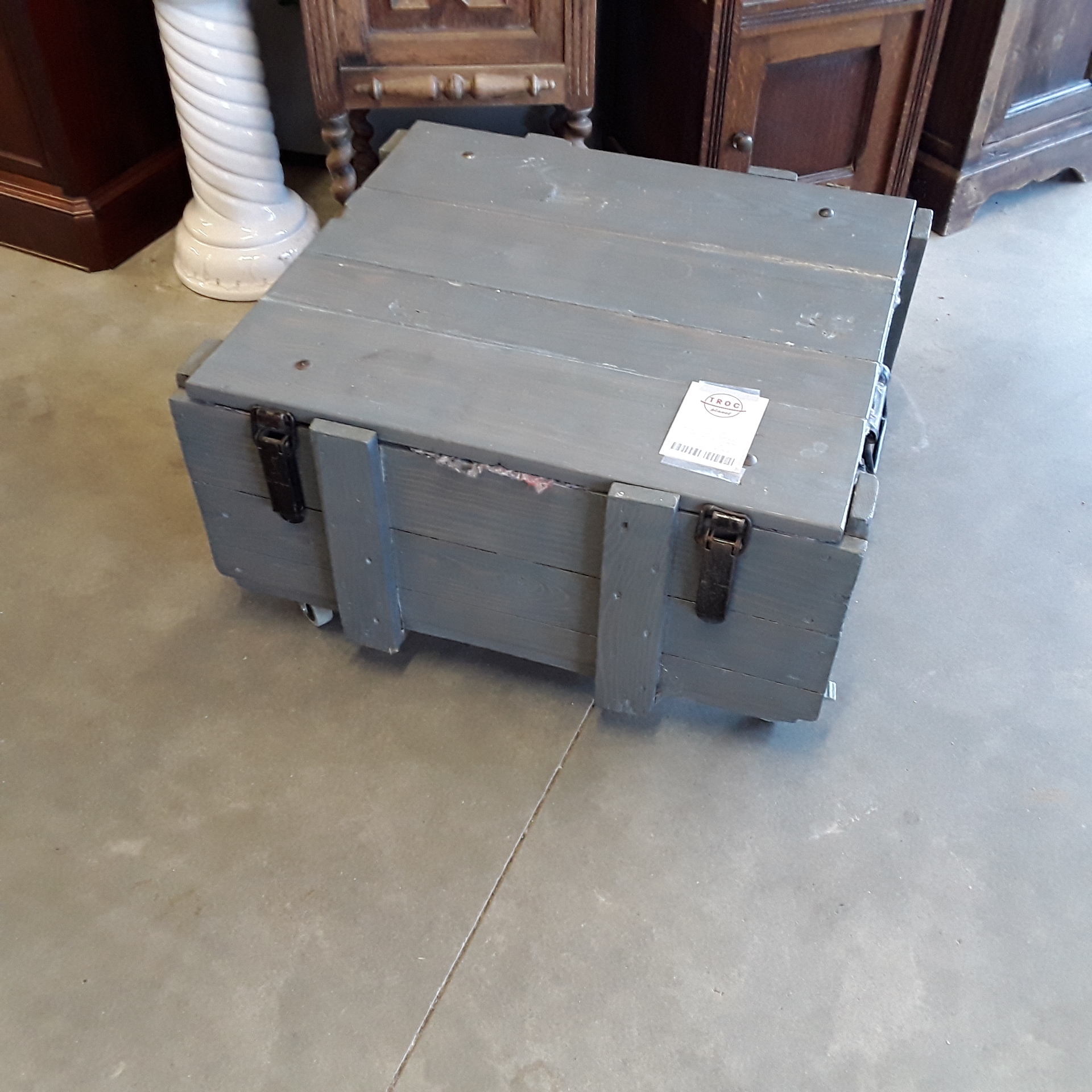 <p>Boite à munition militaire<br />en table basse sur roulettes<br />24,00 € T.T.C<br /><a href="/Article/120236?type=depose" style="color:white;" target="_blank">Lien vers l&#39;article</a></p>