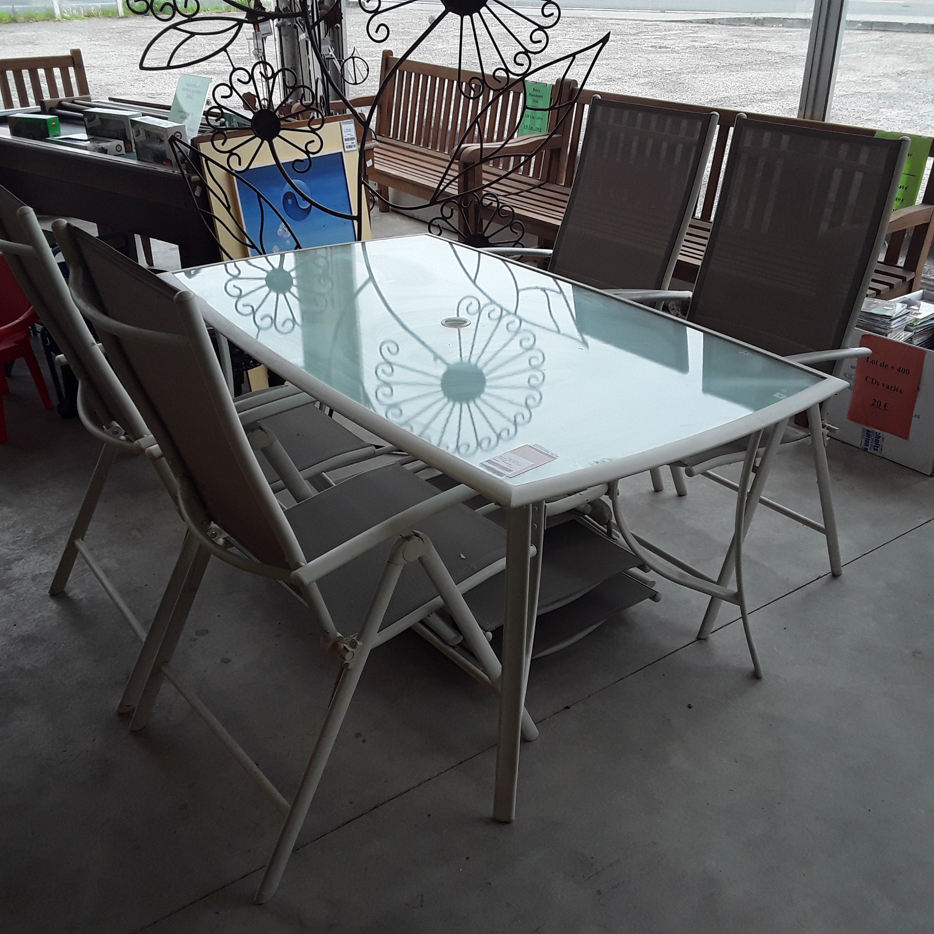 <p>Table alu vitrée 150 x 90 cm<br />+ 6 fauteuils<br />125,00 € T.T.C<br /><a href="/Article/121681?type=depose" style="color:white;" target="_blank">Lien vers l&#39;article</a></p>