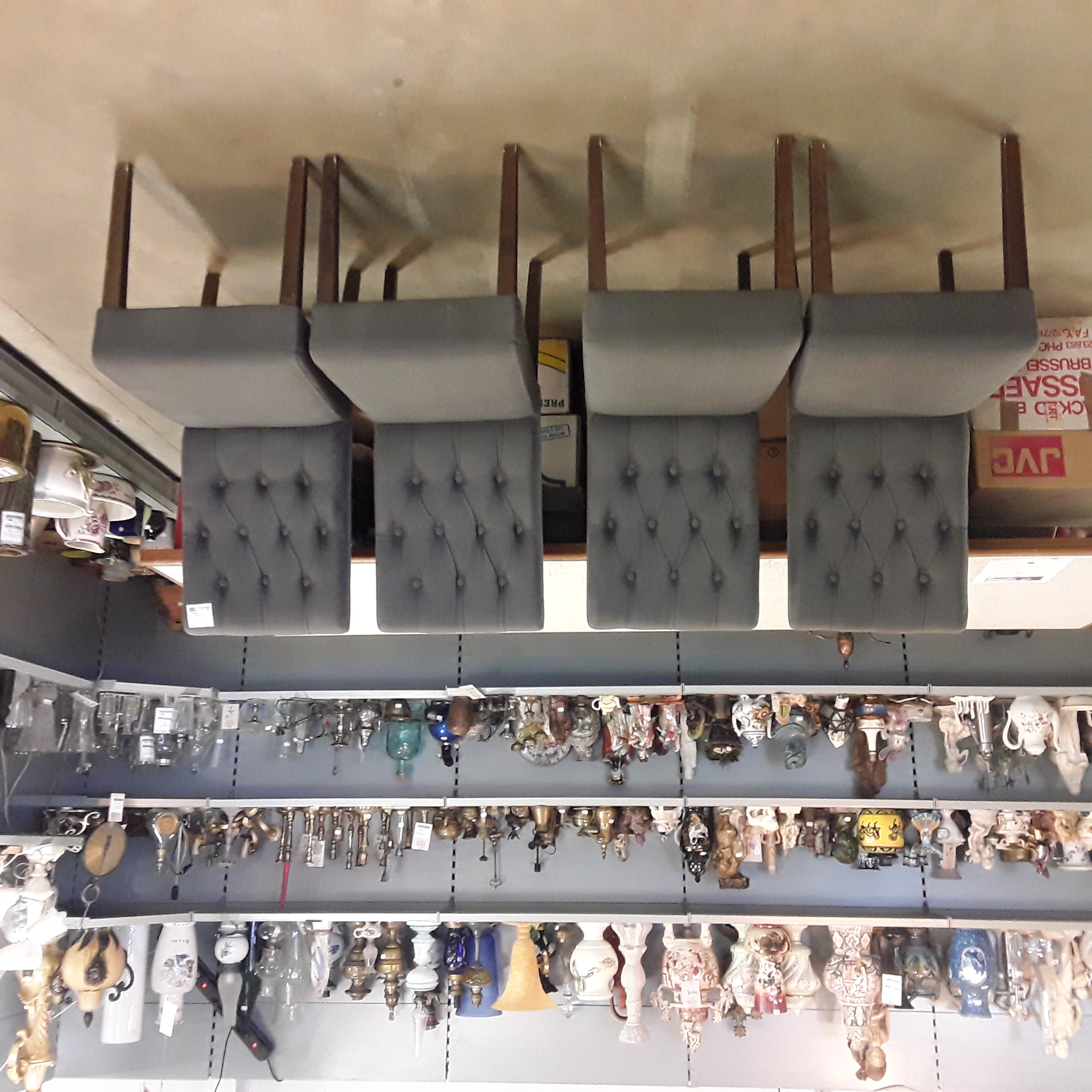 <p>Lot de 4 chaises tissu gris <br />150,00 € T.T.C<br /><a href="/Article/123202?type=depose" style="color:white;" target="_blank">Lien vers l'article</a></p>