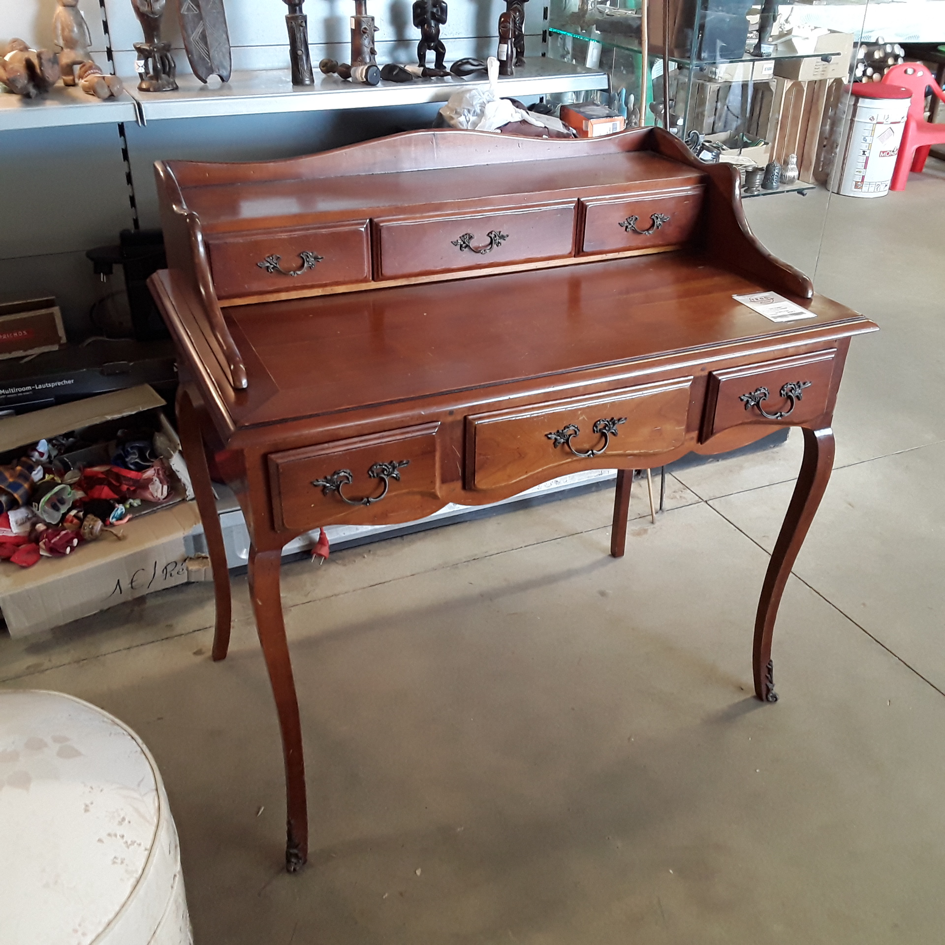 <p>Bureau 6 tiroirs merisier<br />style Louis XV<br />80,00 € T.T.C<br /><a href="/Article/121380?type=depose" style="color:white;" target="_blank">Lien vers l&#39;article</a></p>