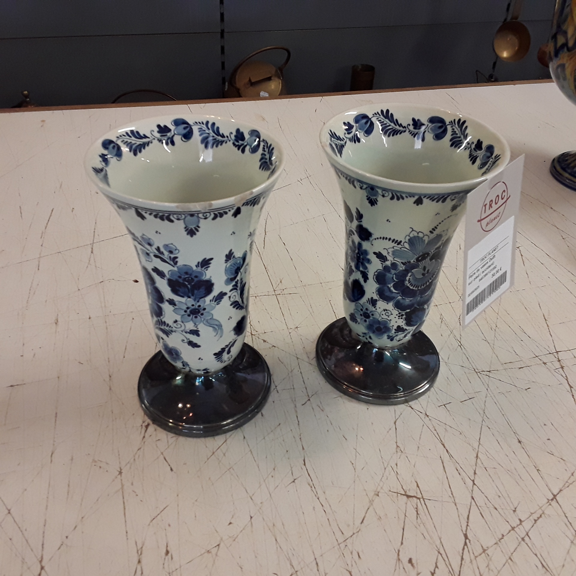 <p>Paire de vases Delft <br />sur pied ( accident)<br />12,00 € T.T.C<br /><a href="/Article/121592?type=depose" style="color:white;" target="_blank">Lien vers l&#39;article</a></p>