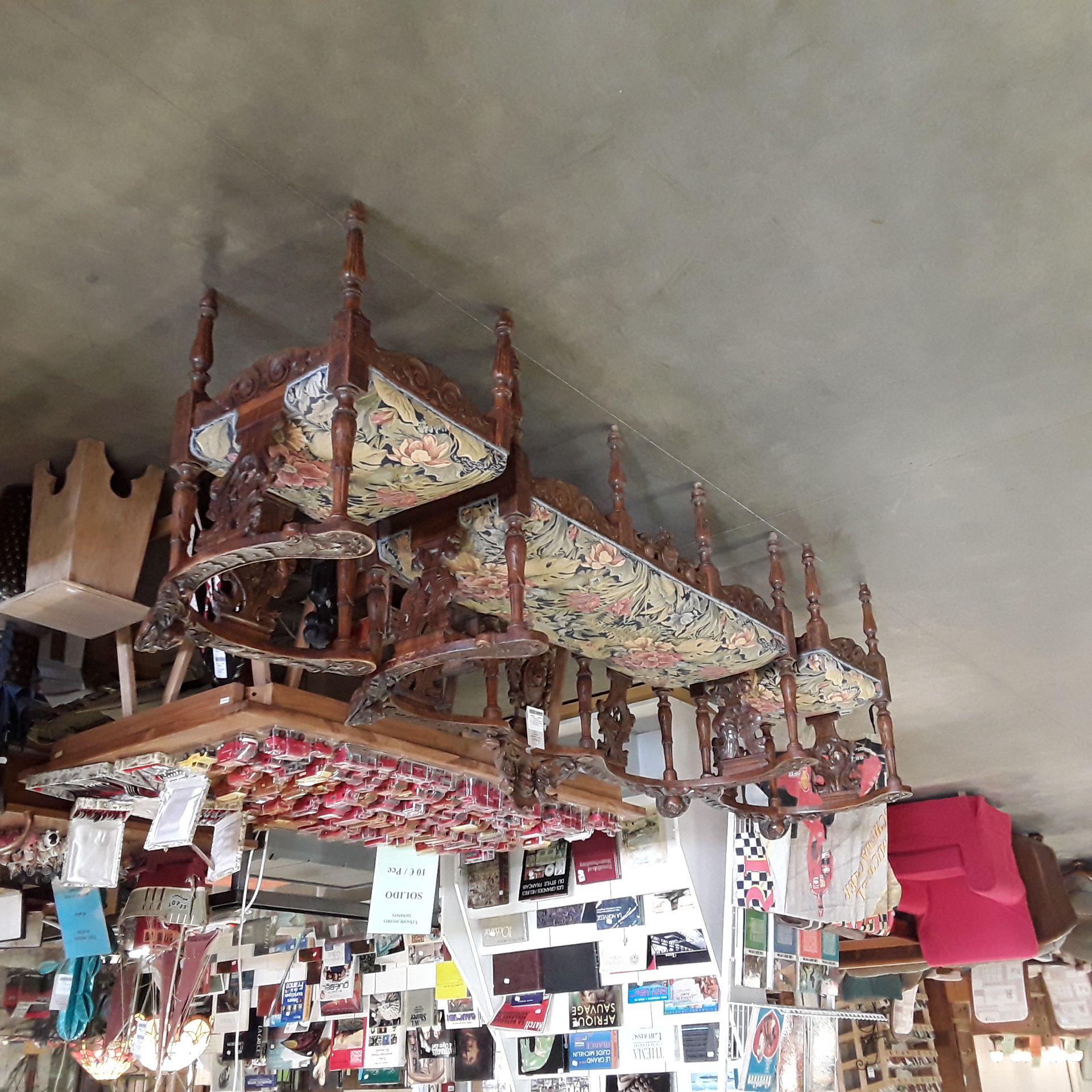 <p>Salon ancien banquette + 2 fau<br />ancienne tête déco<br />850,00 € T.T.C<br /><a href="/Article/123152?type=depose" style="color:white;" target="_blank">Lien vers l'article</a></p>