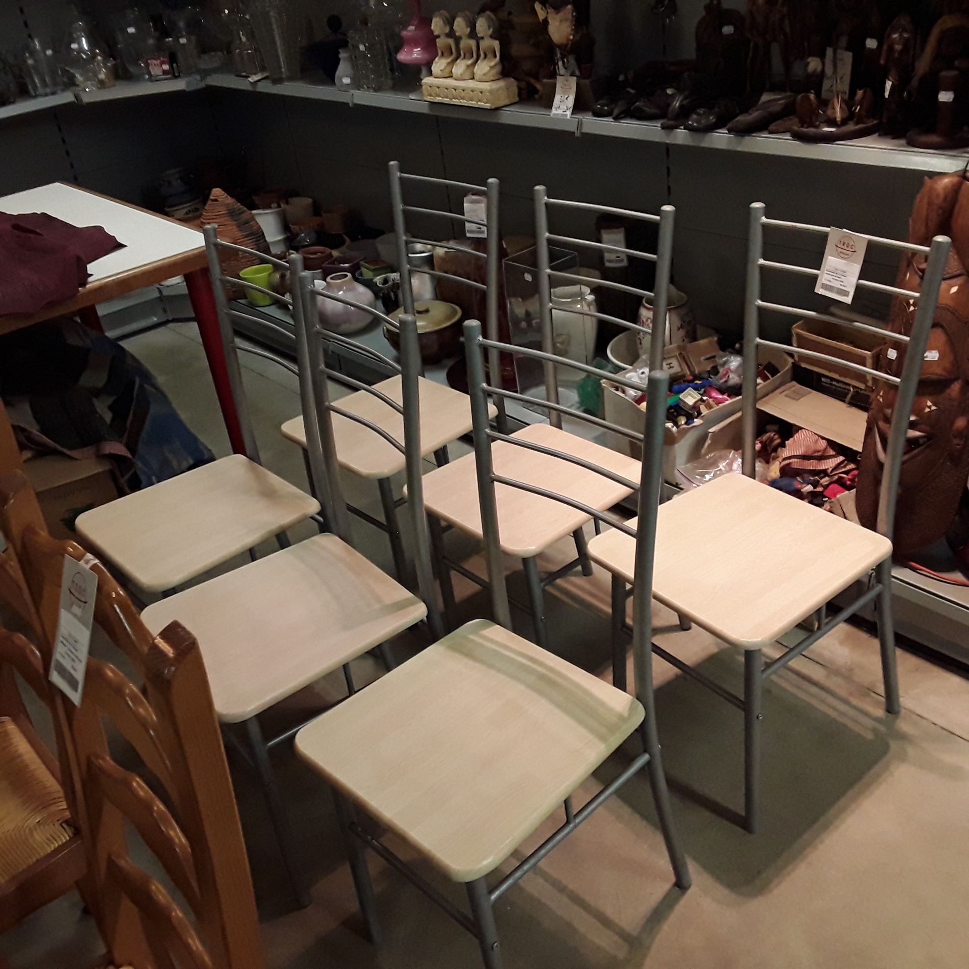 <p>Ensemble de 6 chaises<br />métal gris et bois<br />90,00 € T.T.C<br /><a href="/Article/122691?type=depose" style="color:white;" target="_blank">Lien vers l&#39;article</a></p>