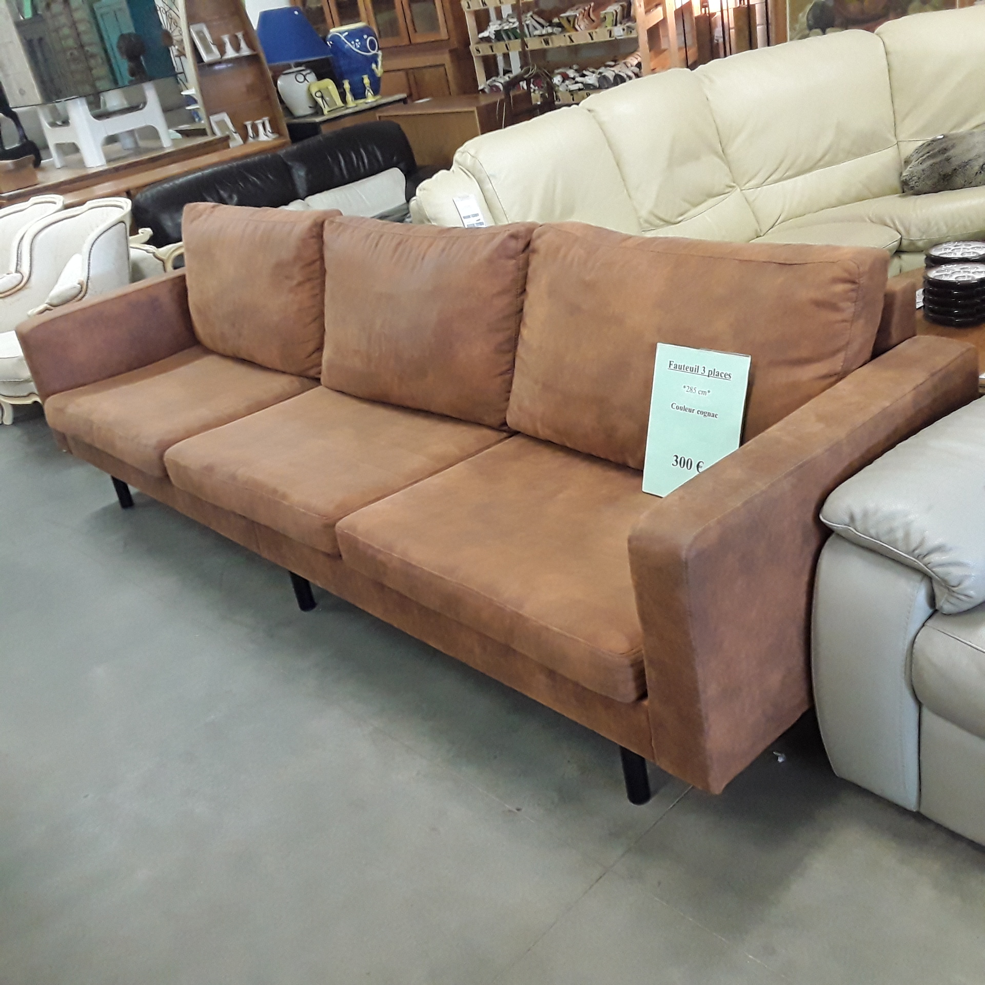 <p>Fauteuil tons cognac<br />285 cm <br />300,00 € T.T.C<br /><a href="/Article/121281?type=depose" style="color:white;" target="_blank">Lien vers l&#39;article</a></p>