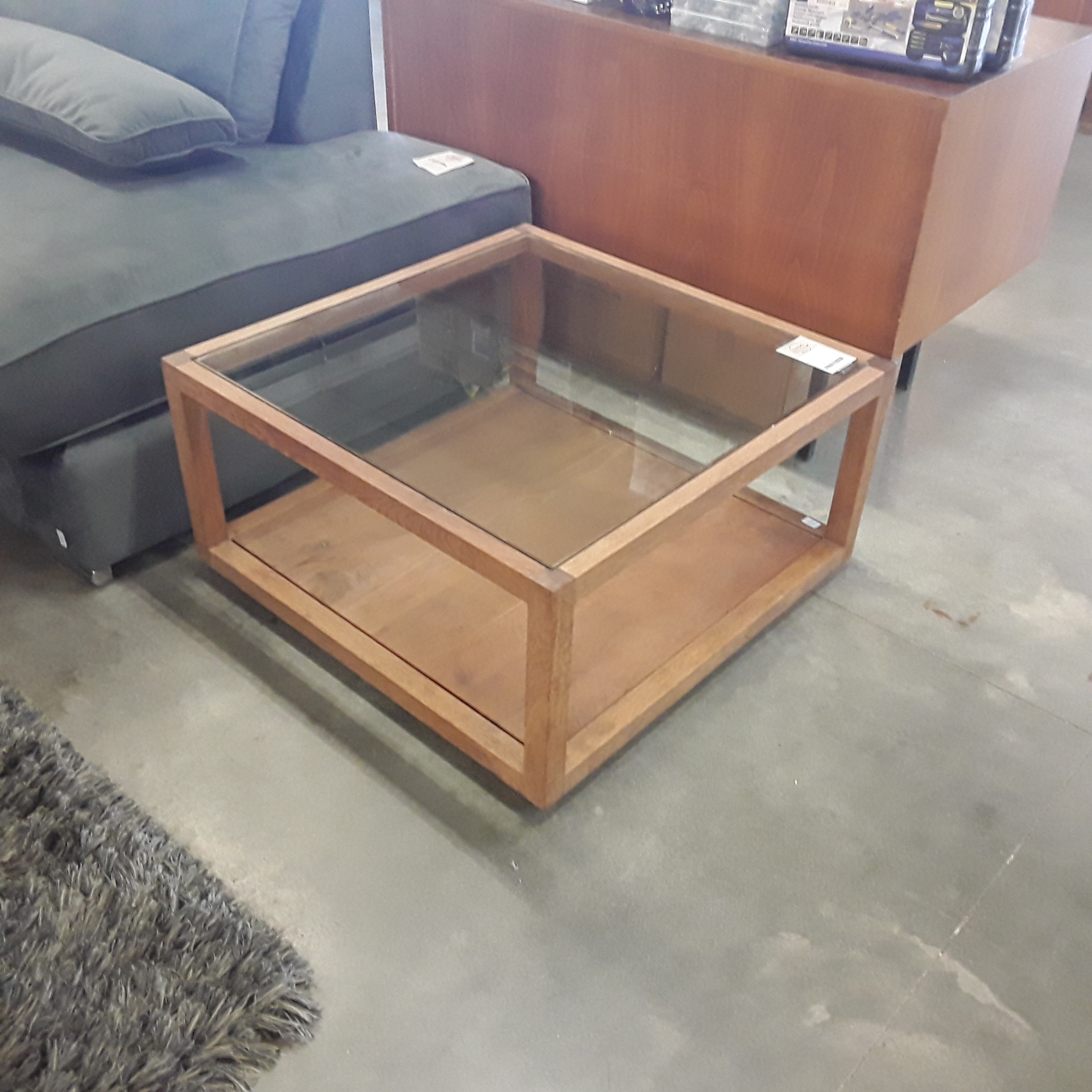 <p>Table salon Teck vitrée carrée<br />80 cm EthniCraft<br />120,00 € T.T.C<br /><a href="/Article/122186?type=depose" style="color:white;" target="_blank">Lien vers l&#39;article</a></p>