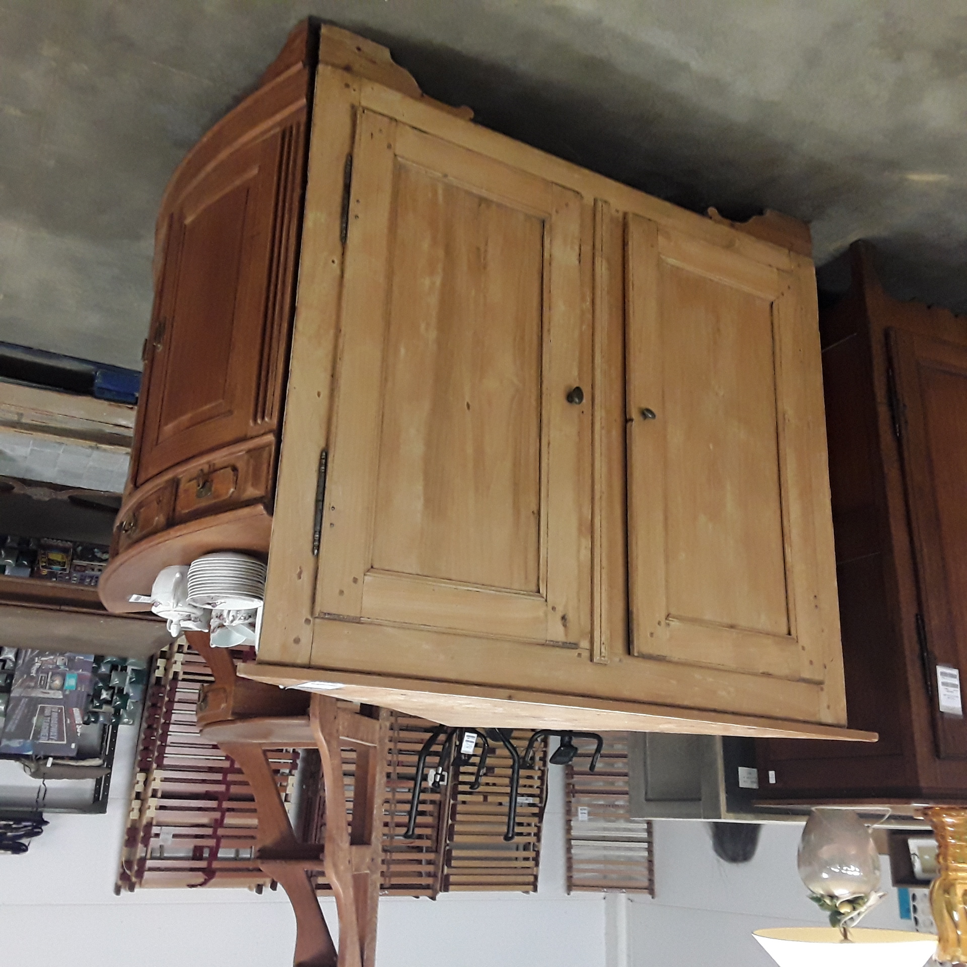 <p>Meuble en coin<br /> 2 portes en pain et peuplier<br />120,00 € T.T.C<br /><a href="/Article/123217?type=depose" style="color:white;" target="_blank">Lien vers l'article</a></p>