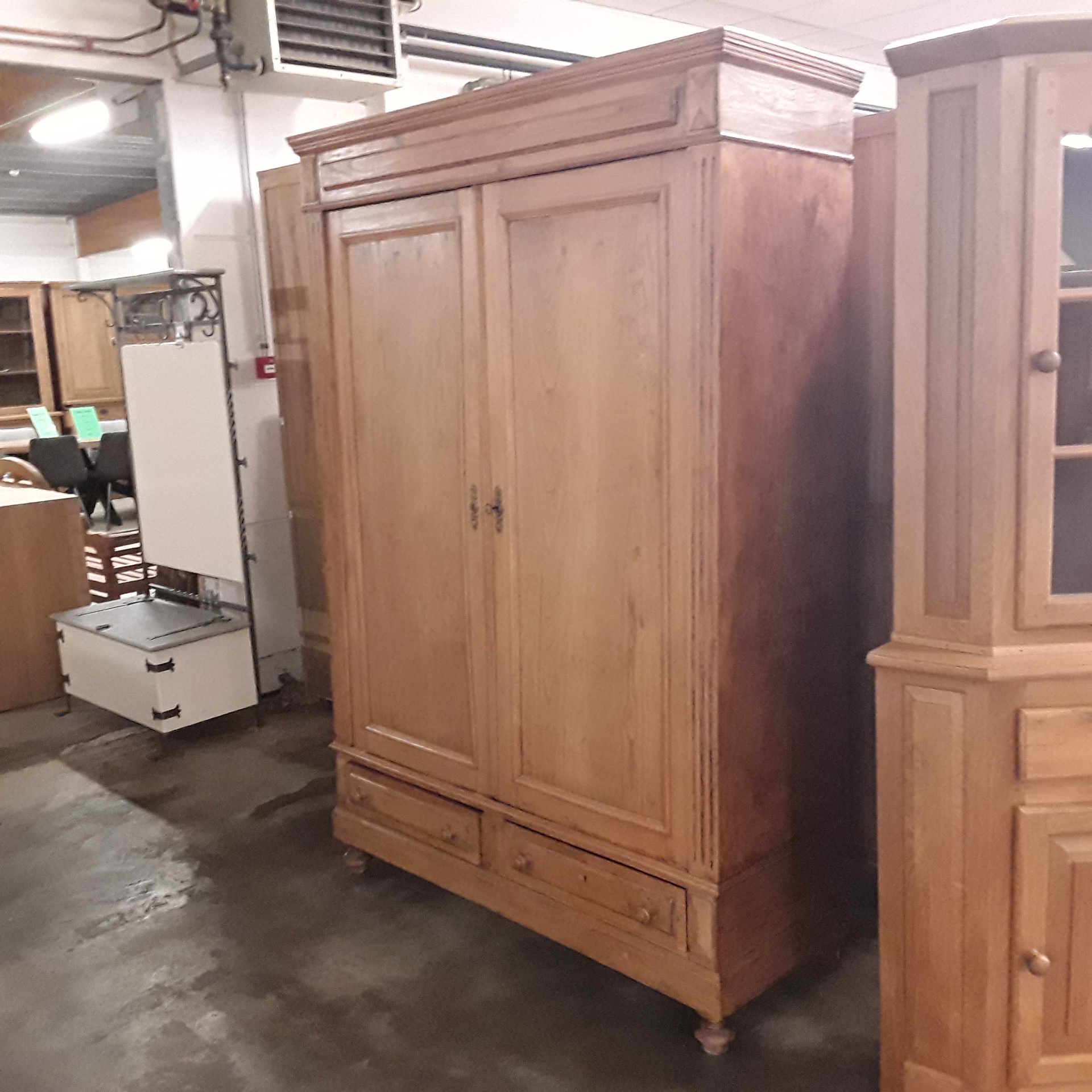 <p>Garde-Robe 2 portes 2 tiroirs<br />125,00 € T.T.C<br /><a href="/Article/122694?type=depose" style="color:white;" target="_blank">Lien vers l&#39;article</a></p>