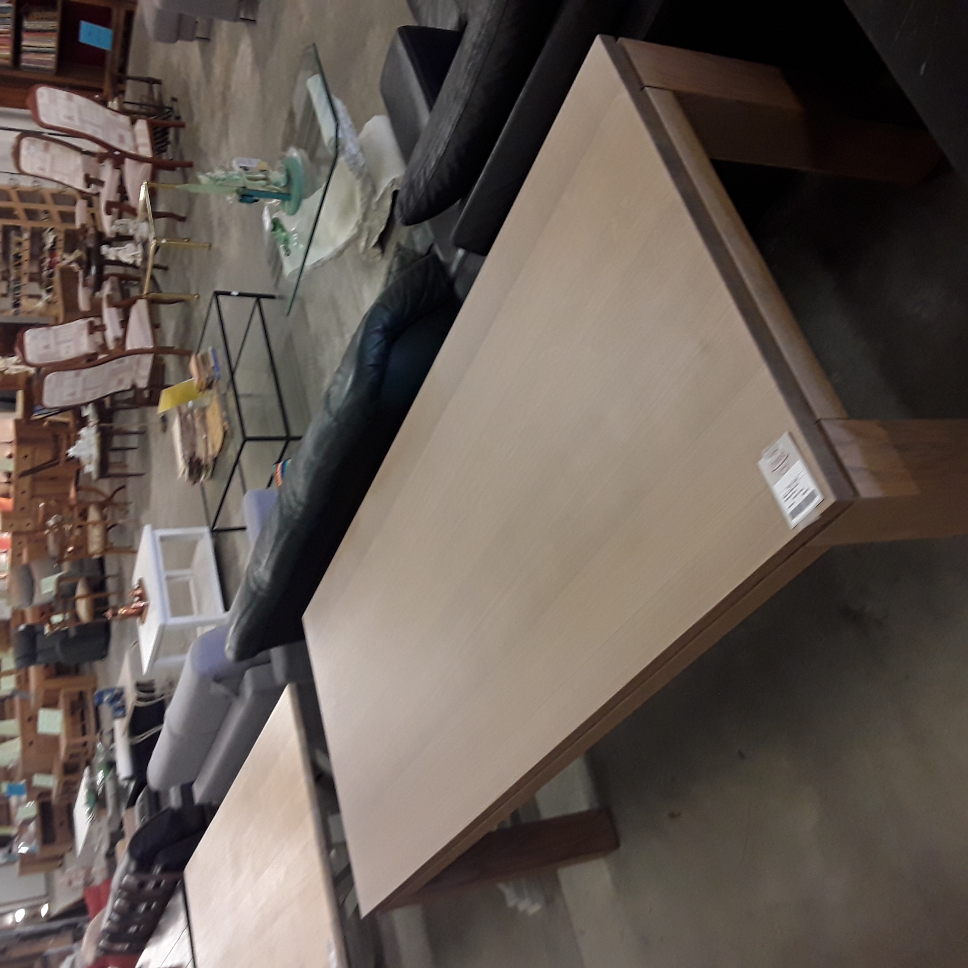 <p>Table en Hêtre clair<br />210x90xH78 cm<br />400,00 € T.T.C<br /><a href="/Article/123265?type=depose" style="color:white;" target="_blank">Lien vers l'article</a></p>