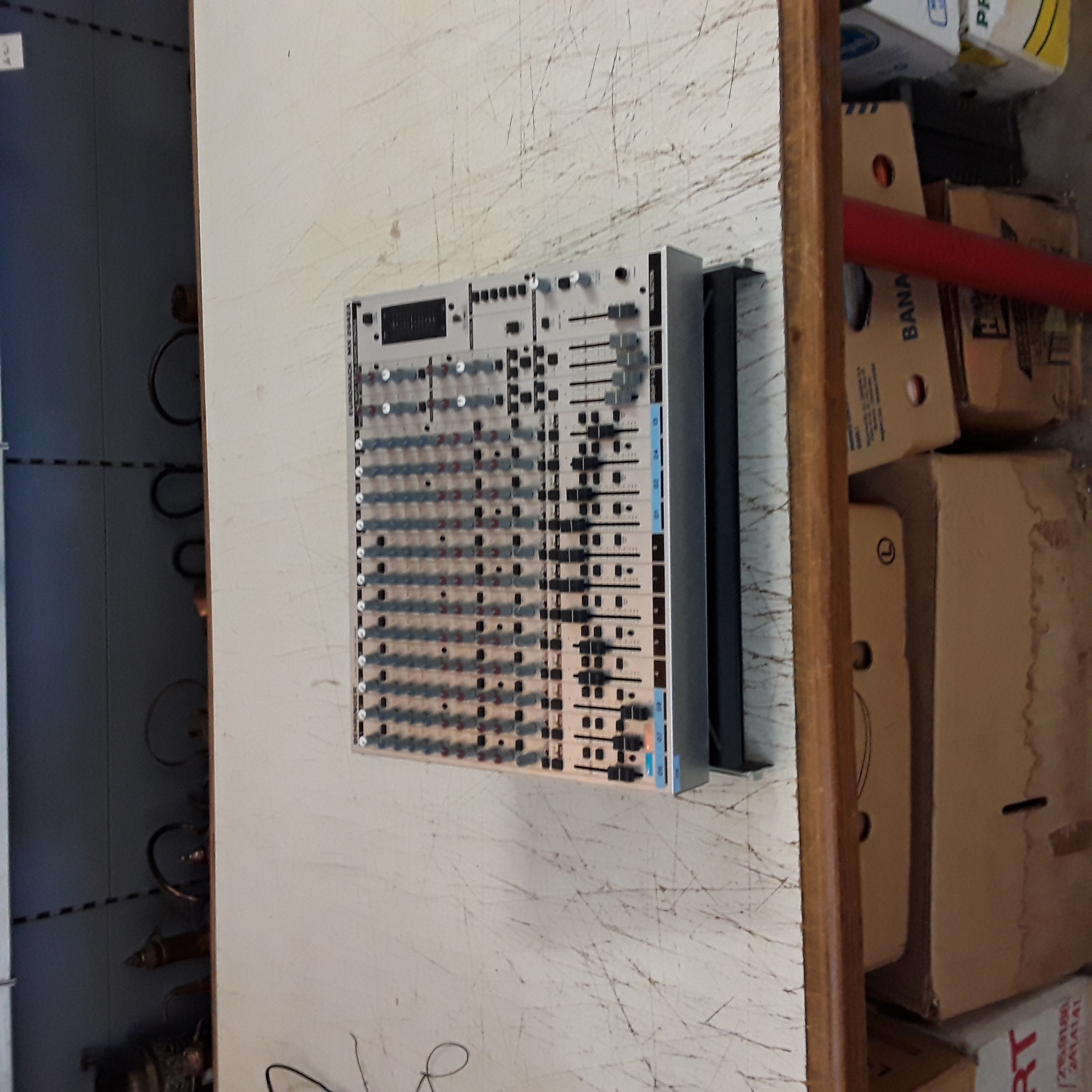 <p>Table de son  fantome Behringe<br />Eurorack MX2642A<br />95,00 € T.T.C<br /><a href="/Article/124104?type=depose" style="color:white;" target="_blank">Lien vers l'article</a></p>