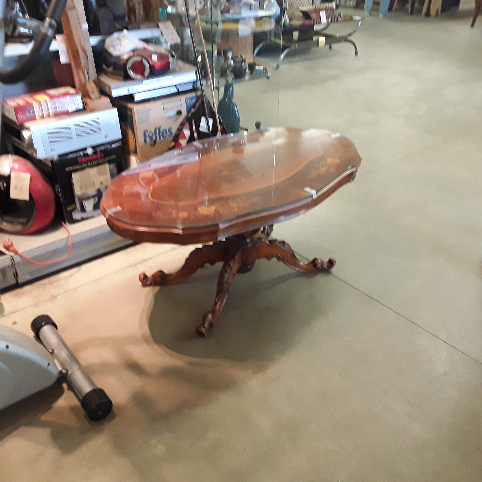 <p>Table basse marquetée vitrée<br />48,00 € T.T.C<br /><a href="/Article/122602?type=depose" style="color:white;" target="_blank">Lien vers l&#39;article</a></p>