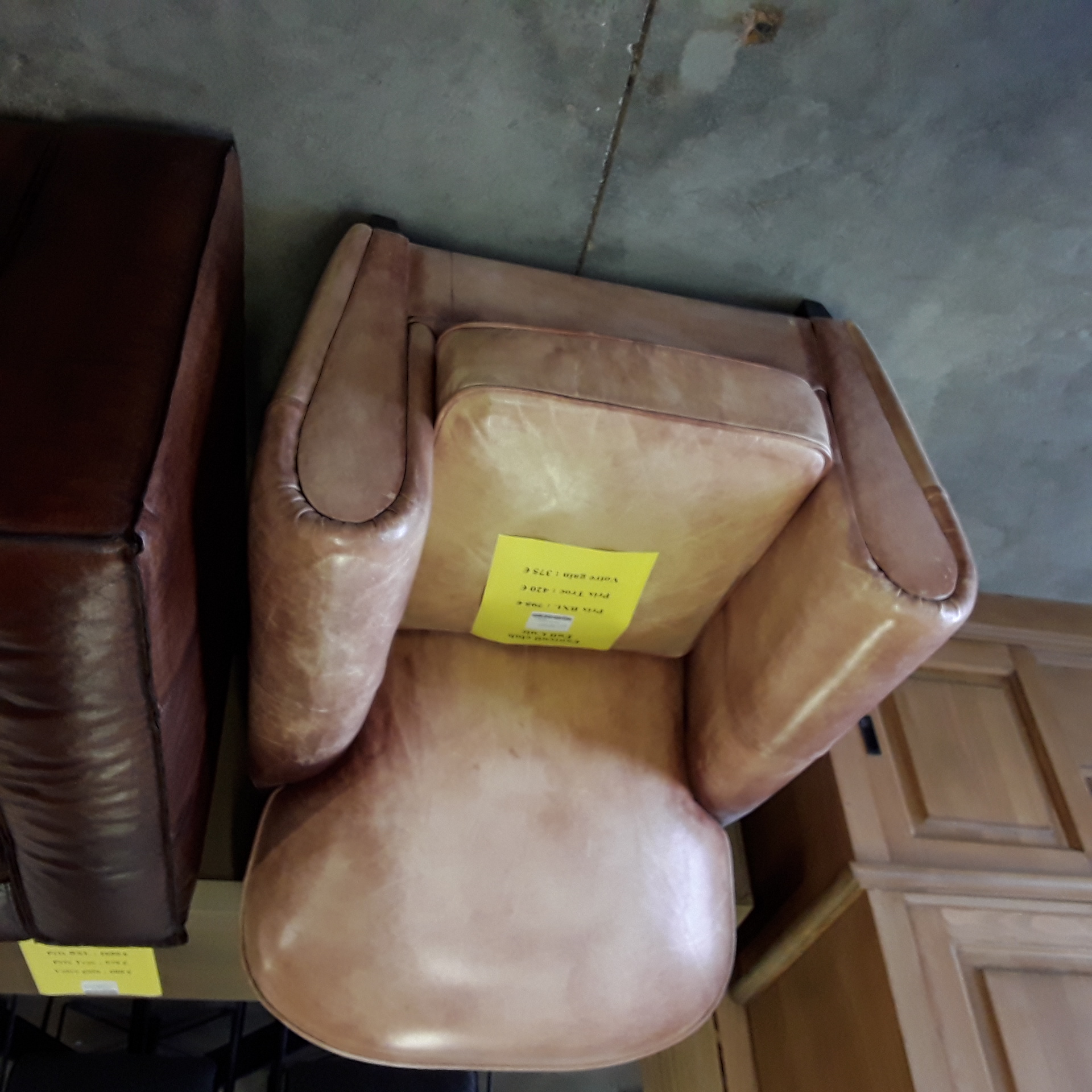 <p>Fauteuil Club DT21<br />cuir<br />420,00 € T.T.C<br /><a href="/Article/4246?type=neuf" style="color:white;" target="_blank">Lien vers l&#39;article</a></p>