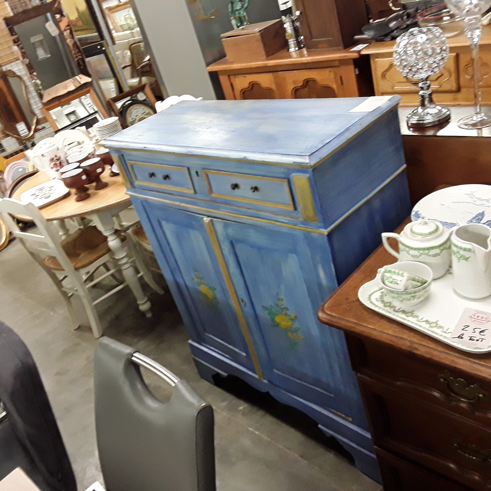 <p>Meuble peint bleu 2 portes<br />2 tiroirs<br />75,00 € T.T.C<br /><a href="/Article/121510?type=depose" style="color:white;" target="_blank">Lien vers l&#39;article</a></p>