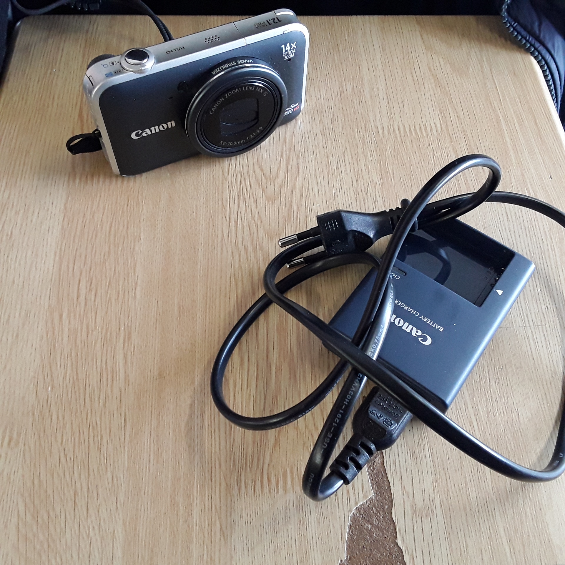 <p>Appareil photo Canon <br />Power Shot SX 220 HS + charg.<br />160,00 € T.T.C<br /><a href="/Article/122633?type=depose" style="color:white;" target="_blank">Lien vers l&#39;article</a></p>