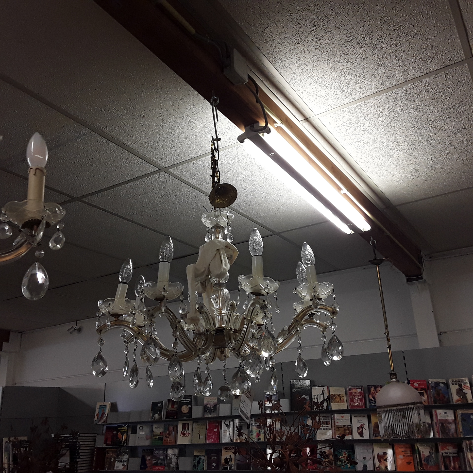 <p>Lustre 8 branches<br />breloques<br />38,00 € T.T.C<br /><a href="/Article/119745?type=depose" style="color:white;" target="_blank">Lien vers l&#39;article</a></p>
