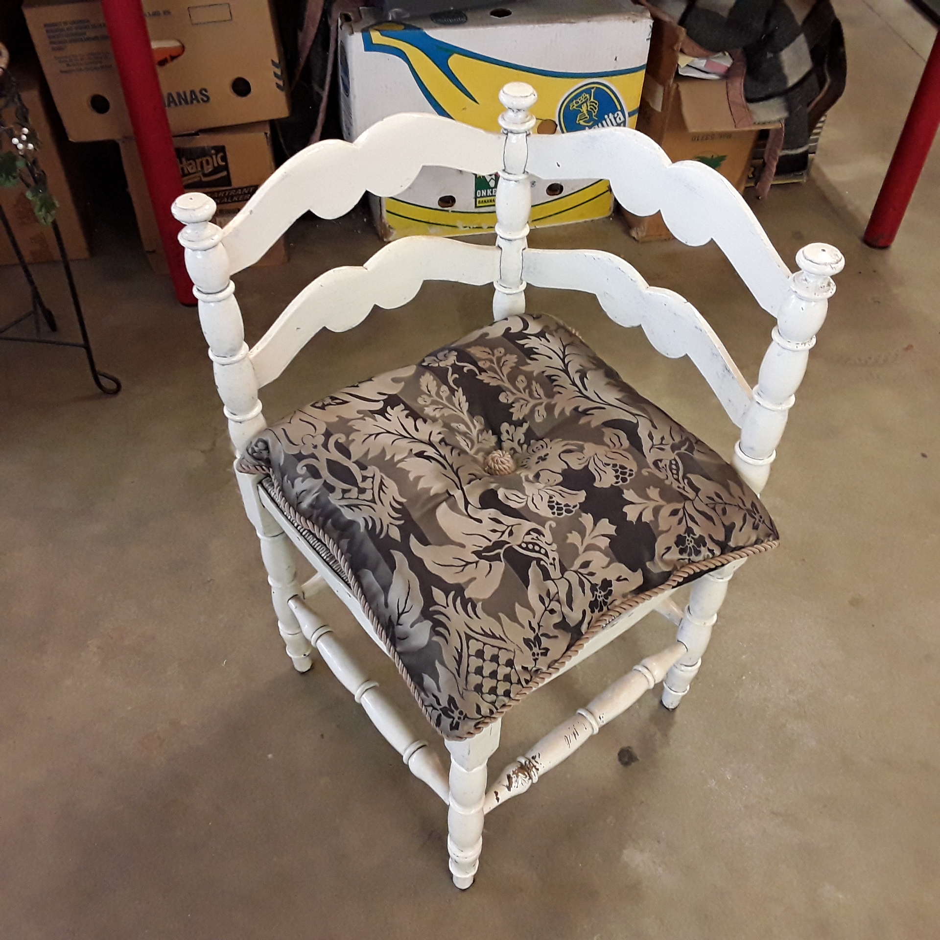 <p>Chaise de coin avec coussin<br />16,00 € T.T.C<br /><a href="/Article/119784?type=depose" style="color:white;" target="_blank">Lien vers l&#39;article</a></p>