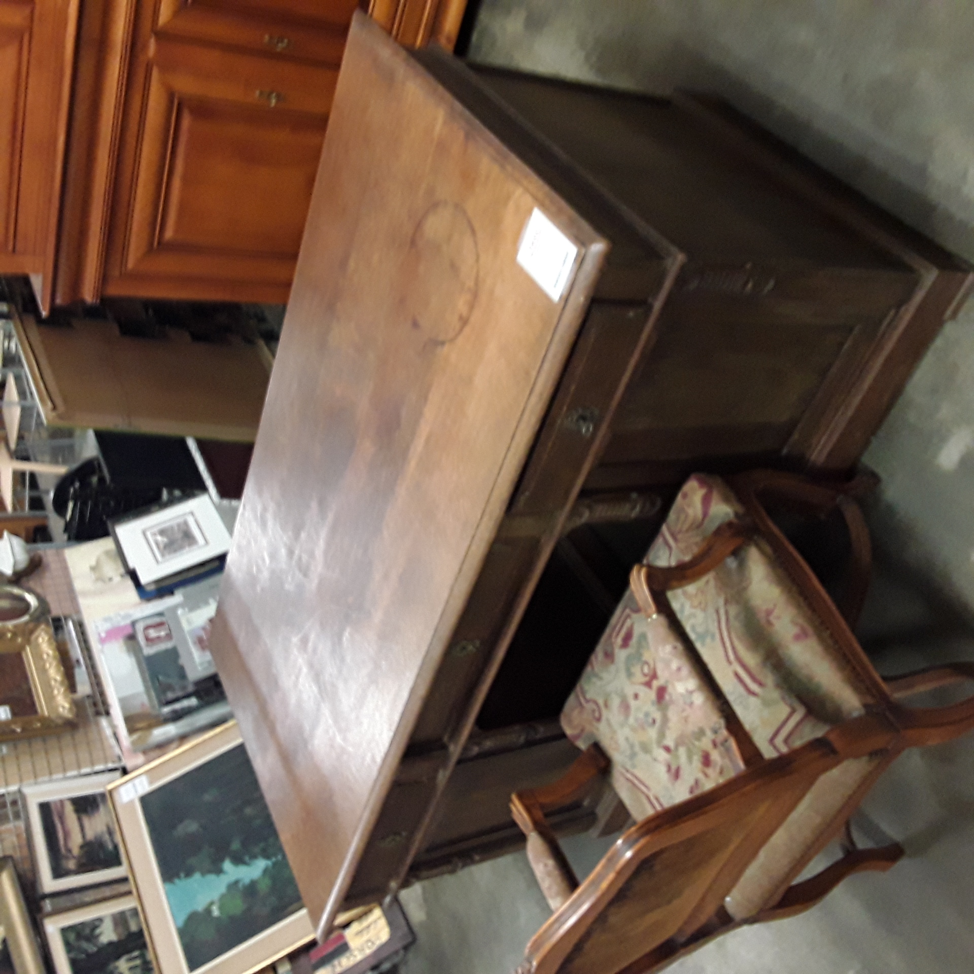 <p>Bureau en chêne<br />120,00 € T.T.C<br /><a href="/Article/123329?type=depose" style="color:white;" target="_blank">Lien vers l'article</a></p>