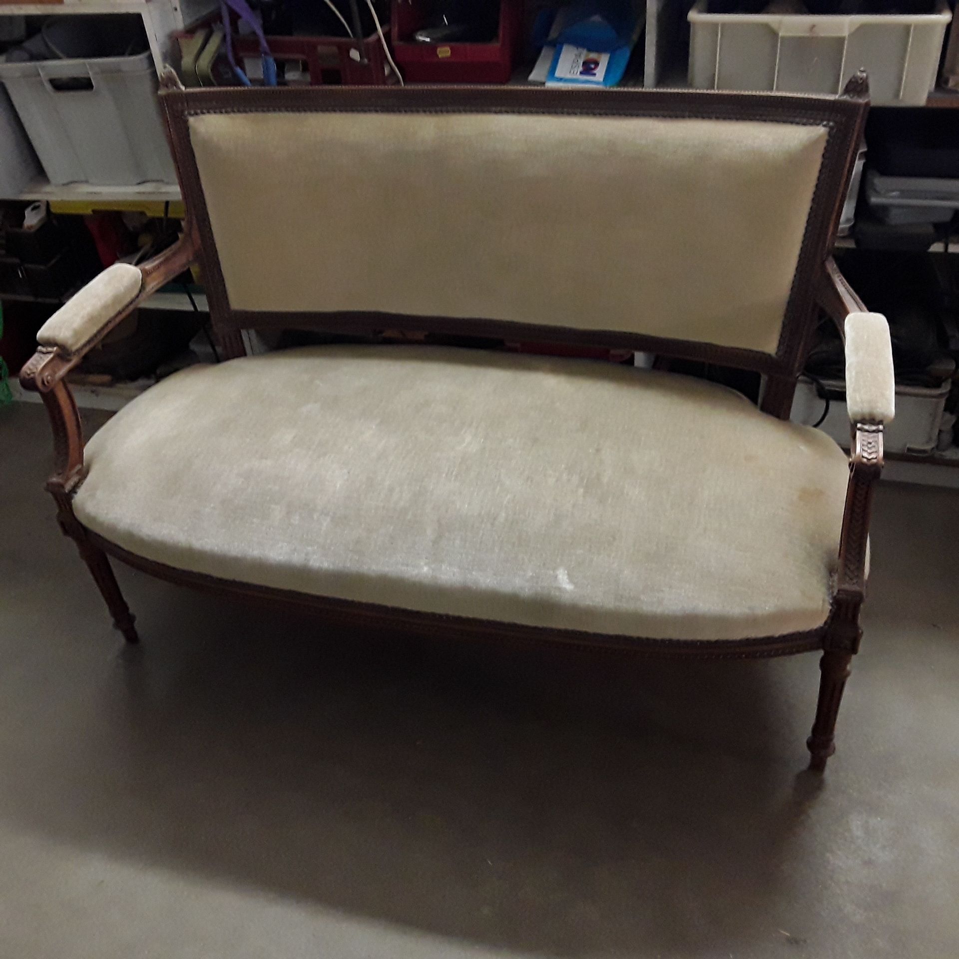 <p>Banquette style Louis XVI<br />2 places<br />76,00 € T.T.C<br /><a href="/Article/122406?type=depose" style="color:white;" target="_blank">Lien vers l'article</a></p>