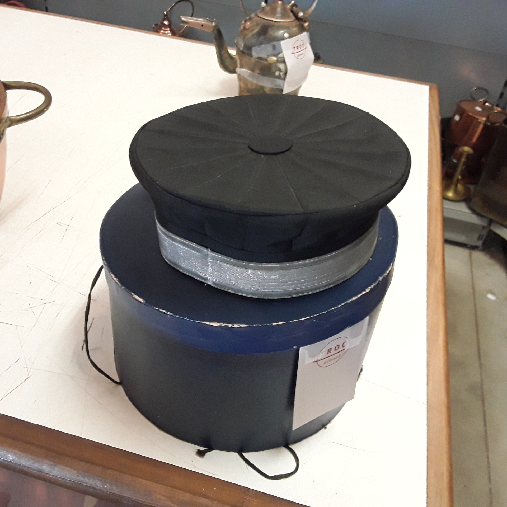 <p>Chapeau de juge<br />Vande Casteele<br />50,00 € T.T.C<br /><a href="/Article/122505?type=depose" style="color:white;" target="_blank">Lien vers l&#39;article</a></p>