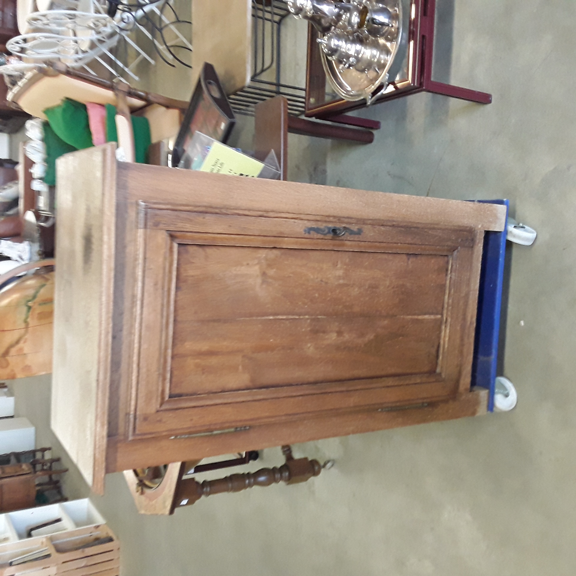 <p>Meuble pm en bois chêne foncé<br />1 porte<br />50,00 € T.T.C<br /><a href="/Article/124077?type=depose" style="color:white;" target="_blank">Lien vers l'article</a></p>